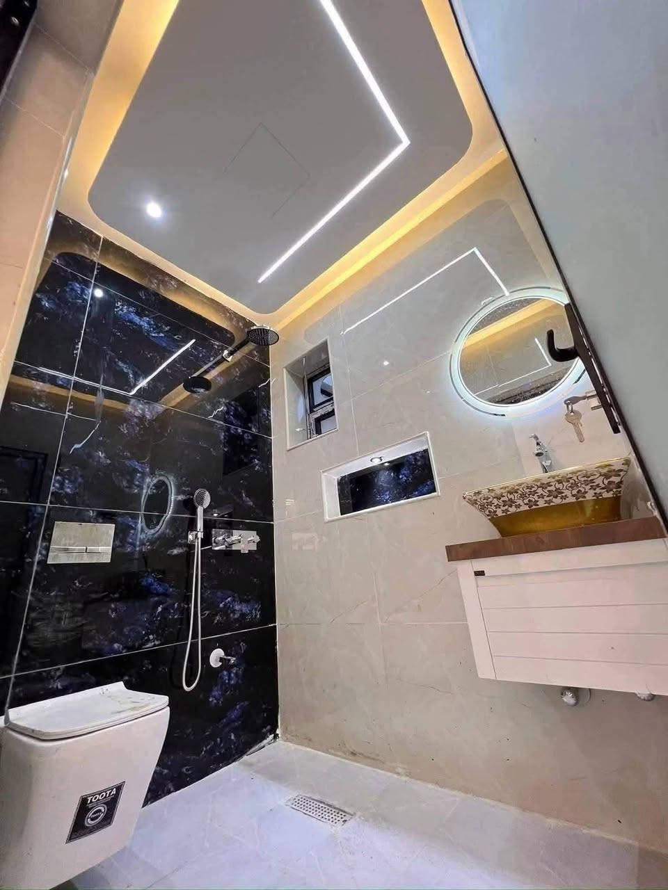 سعر الدار  245 مليون فقط
دار  للبيع مساحة الدار 100 متر
الواجهه 5  النزال  20  ' يحتوي على 3 غرف
 بناء حديث درجه اولى ضلع منفصل
1⃣الطابق الأول : 
▪️صاله مطبخ غرفة نوم حولي درج خدمات
2⃣الطابق الثاني
◽️ 2 غرف نوم ' خدمات ' بيتونه ' سطح
موقع مميز حي الجهاد/   الامانه مقابل 
مدينة الالعاب خلف الشارع العام
***********   ,    ***********

