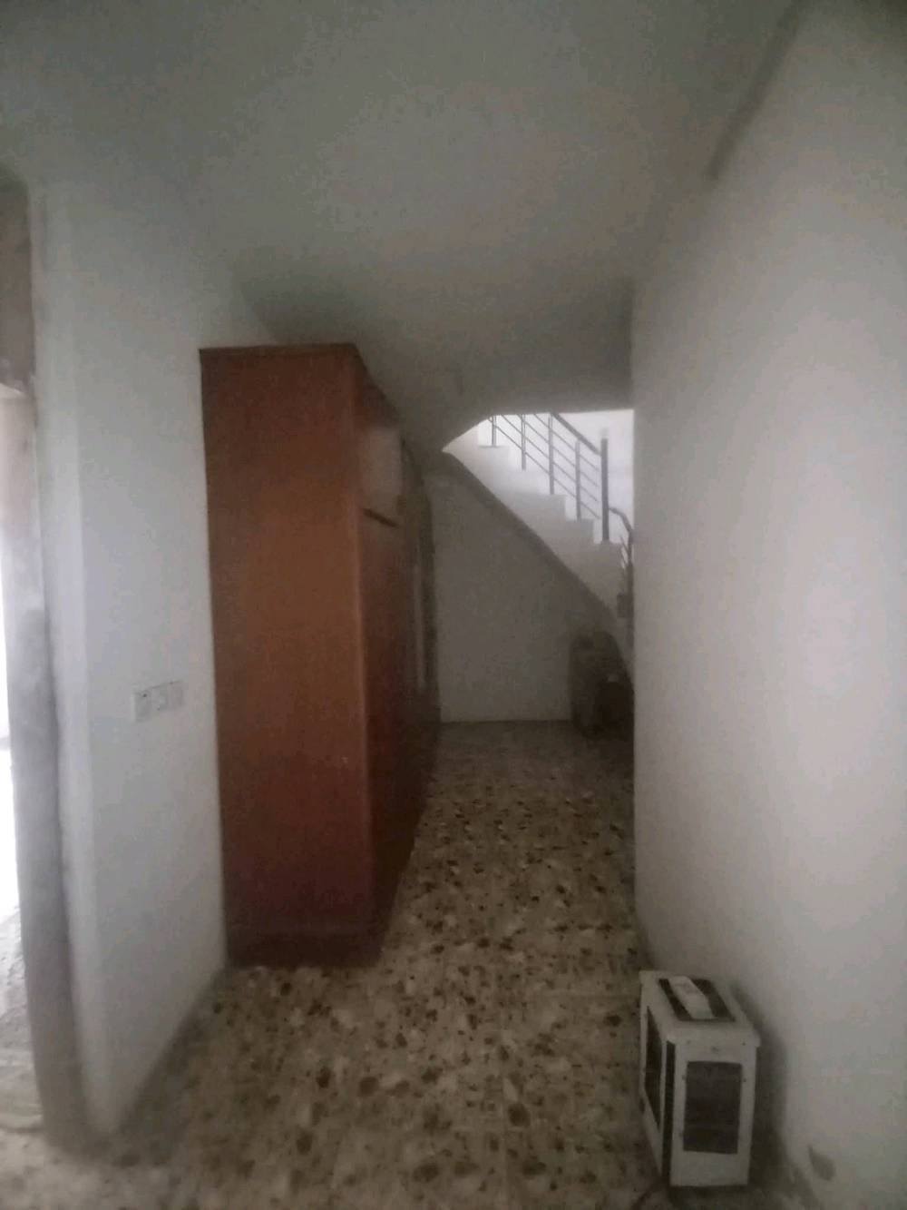 🏠 بيت للبيع – الزعفرانية

📐 المساحة: 100 متر مربع
🏢 طابقين

🔹 الطابق الأول:
• غرفة
• مطبخ
• استقبال
• هول
• صحيات

🔹 الطابق الثاني:
• غرفتين نوم
• هول
• صحيات
• مخزن

📜 السند: زراعي – سند 25
💰 السعر: 80 مليون

📍 العنوان: بغداد – الزعفرانية، نهاية شارع الكهرباء، شارع المختار الثقفي

📞 للاستفسار والاتصال:
***********
البيت شكد عمره تقريباً؟ وهل بيه أي ترميمات أو شغل سابق لازم ينذكر بالمواصفات؟: 
بناء 2023 نقصه فقط واجها
عدادات وخدمات الدار شلون وضعها هسه: كهرباء، مي، صرف صحي، وكلشي شغال لو لا؟: 
كامل من الماء والكهرباء والمجاري
العنوان دقيق أكثر وين بالضبط بالزعفرانية؟ وإذا تحب تضيف معلم قريب حتى يسهل على الزبون يوصل.: 
نهايه شارع الكهرباء شارع المختار الثقفي الفرع السادس مجاور اسواق نمبر ون
السعر قابل للمفاوضة لو ثابت؟ وتفضل البيع كاش لو أكو مجال للتقسيط/التسهيل؟: 
قابل للتفاوض 
