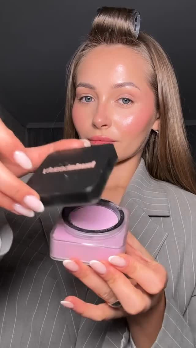 بودرة تثبيت المكياج الحرة Huda Beauty Easy Bake Loose Baking & Setting Powder (أو بحجمها المصغر Baby Bake)، وهي مصممة لتثبيت الفاونديشن والكونسيلر، امتصاص الزيوت، ومنح البشرة ملمساً ناعماً ومات مع تأثير يشبه الفلتر الخالي من العيوب.🤍💖

