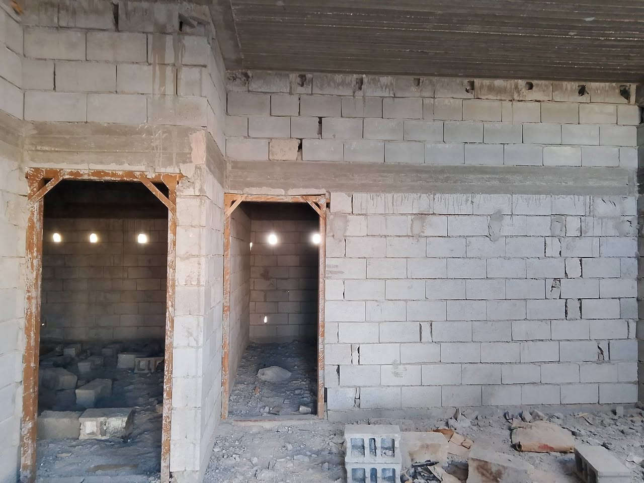 السلام عليكم بيت للبيع مساحه 200 يحتوي على غرف ثنين بمساحه 5/4 وحمامات ومطبخ 4/4 ومناور ثنين وبيه مساحه ايضا مثل ما موضح بصور البيت بناء درجه اولى موقعه  شارع النرجس بضهر مزرعه علي شداد الفارس قريب ع جامع غزه سعره 30 وبيه مجال قليل ***********
