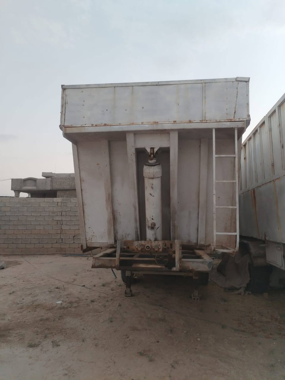 بودي البيع تك تاير  دنكير مربع  حموله 36 طن كلو شرط ***********
