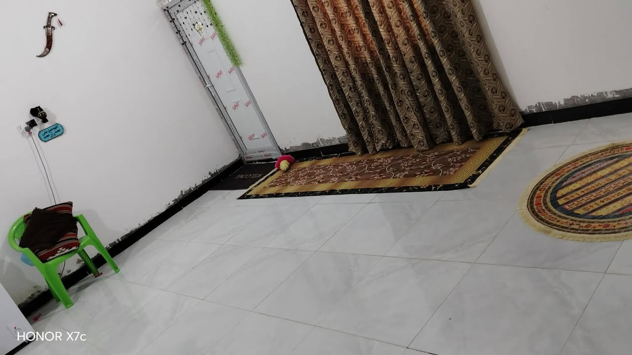 السلام عليكم هاذ  البيت تفاصيله ١٥٠ متر واجها ١٠ ونزال ١٥عقد زراعي بتنومه نهر حسن شارع البراجعه واله مدخل ثاني من شارع الفوك مقابيل محطة عين البصره الخضره الجديده البيت كله سيراميك بس الطارمه عوزها لبخ وسيراميك مالها موجود بس يجي ويشتغل غرفتين ومطبخ وصاله وصحيات مشترك غرفه 5/5 وثانيه 4/4 المطبخ 5/4.5 وصاله 6/5 وبي منور ورا البيت طوله ١٠ ولعرض مترين سكفه سندويج 26 قفل  ***********
