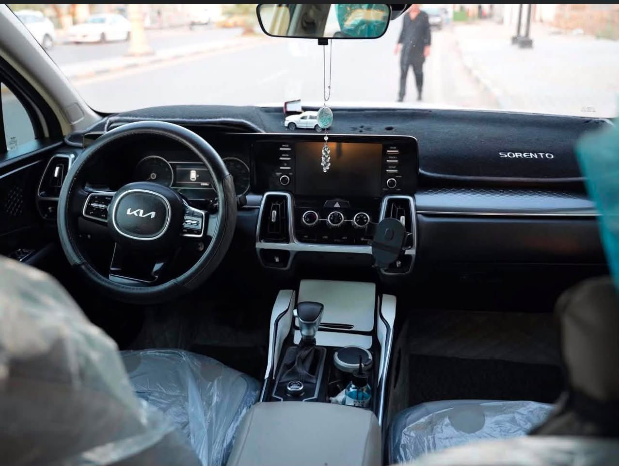 � للبيع: كيا سورينتو 2022 وارد أمريكي 🇺🇸 فئة LX
🔹 اللون: أبيض
🔹 الممشى: 33 ألف ميل
🔹 رقم: بغداد

🔹 محرك 2.5 لتر 4 سلندر
🔹 قير أوتوماتيك 8 سرعات
🔹 7 ركاب (3 صفوف)
🔹 شاشة 8 إنج + Apple CarPlay + Android Auto
🔹 كاميرا خلفية
🔹رادار امامي 
🔹تحديد مسار 
🔹تحكم ستيرن 
🔹4 وضعيات قياده
🔹 تخم تاير جديد باتري جديد
🔹تاريخ إنهاء السنويه 2028 السياره بأسمي مشروع وطني 
🔹 السيارة نظيفة وجاهزة للاستخدام أي نقص ما بيهه 
حادثهه خفيف صور الحادث ع الخاص 
علماً ان رقم السياره الماني قبل كم يوم بدلته

📞 الاستفسار الاتصال على الرقم 
***********
