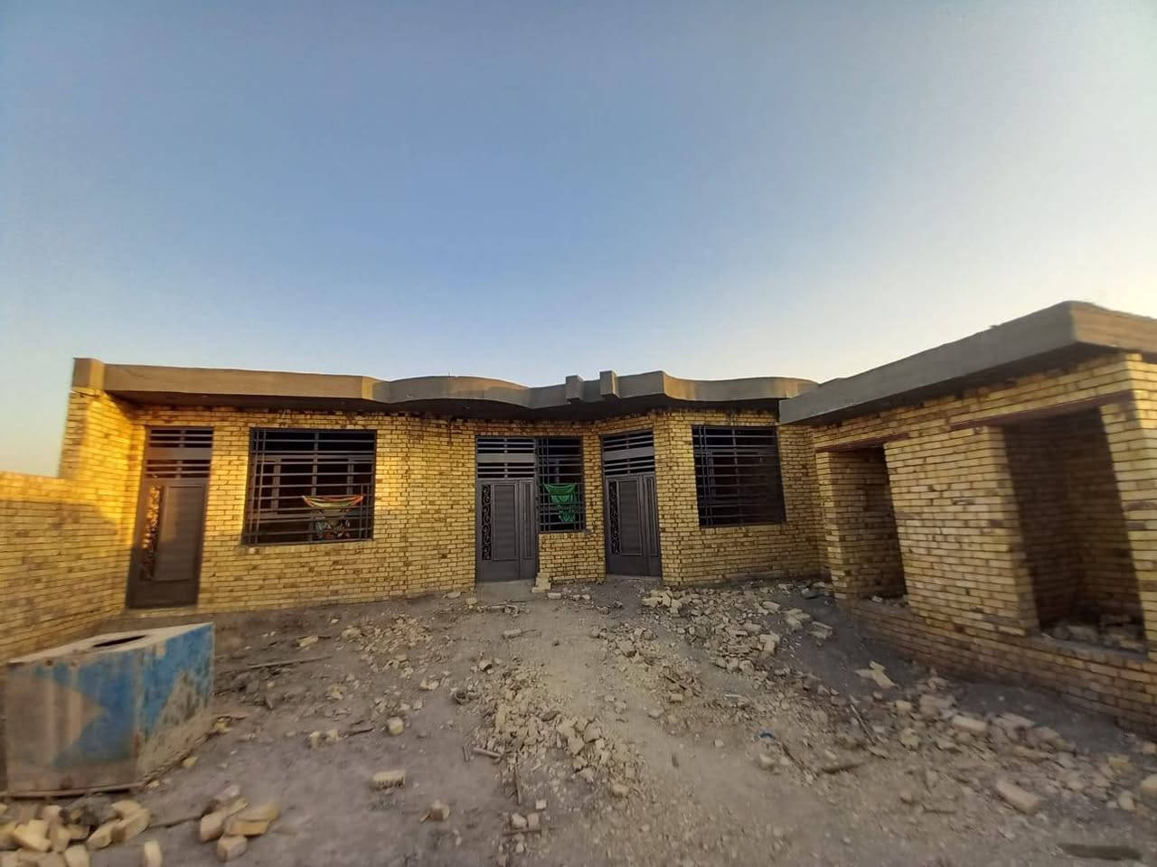 سلام عليكم
بيت هيكل للبيع في حي المهندسين مقابيل حي التربه
المساحه الكليه 500م
مساحة البناء 350 والباقي 150
يتكون من 3 غرف واستقبال 11 متر
ومطبخ وصحيات داخليه وخارجيه وكراج سياره
ماء وكهرباء وشارع 9 متر
للاستفسار الاتصال على الرقم ***********

ملاحضه:تريد البيت  وحده او تريد القطعه وحدها
