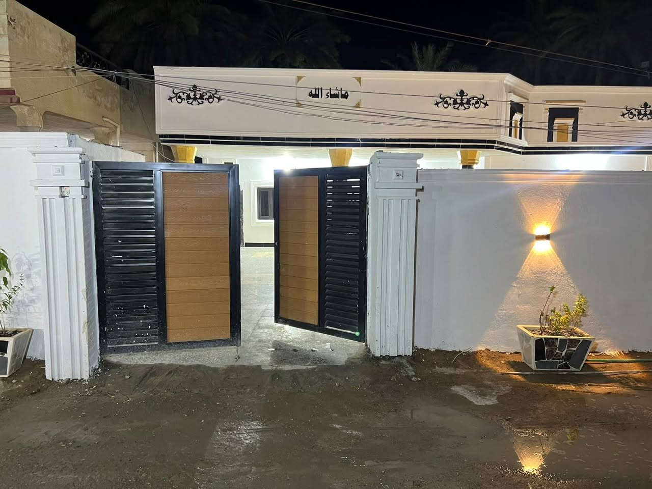 سلام عليكم يوجد بيت للبيع مساحه 340 متر يحتوي على 2غرف نوم واستقبال ومطبخ وحولي وصحيات طابو زراعي سند25 العنوان بغداد الراشديه قرب جامع عبد الكريم ابو غازي الاتصال على الرقم ***********

