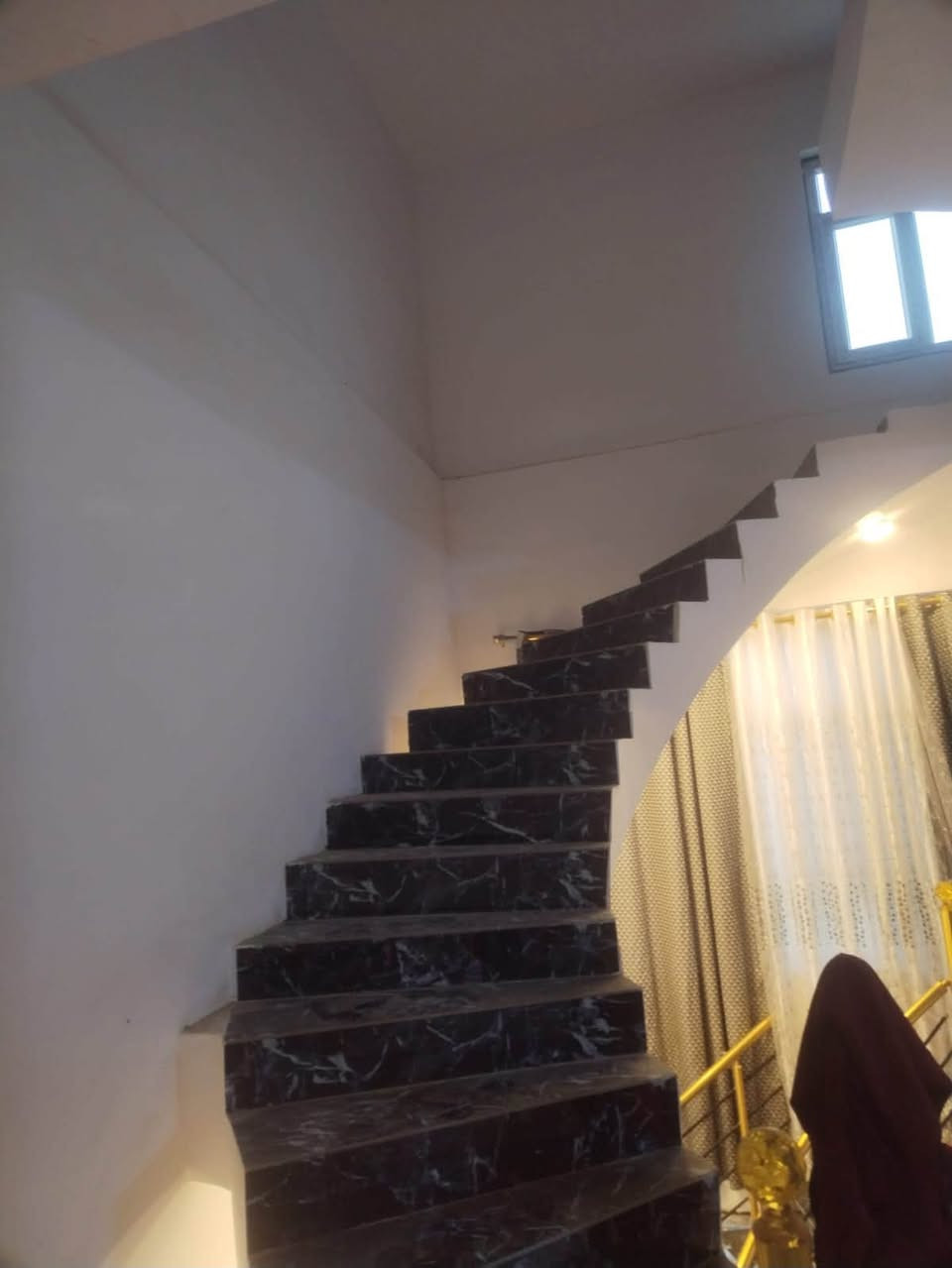 🏡✨ فرصة مميزة للبيع أو المراوس – بيت سكني جاهز للسكن ✨🏡

📍 الموقع: حي الحسين – نهاية شارع (30) مقابل مدارس الصينية.

🔹 المساحة: 150 م².
🔹 بناء حديث ونظيف.
🔹 طابقان صب كونكريت مع بيتونة في الطابق الثالث.
🔹 لا يحتاج أي صيانة أو أعمال إضافية.
🔹 الأثاث كامل داخل البيت ومشمول بالبيع.

📐 تفاصيل البيت:

✅ الطابق الأول:

* غرفة
* براني
* صالة
* مطبخ
* منور
* صحيات داخلية وخارجية

✅ الطابق الثاني:

* غرفتا نوم
* صالة
* صحيات داخلية

✅ الطابق الثالث:

* بيتونة

💰مطلوب (إسكان): حوالي 48 مليون دينار.

📅 القسط الشهري: 438,000 دينار فقط.

📞 للاستفسار والتواصل:
***********
