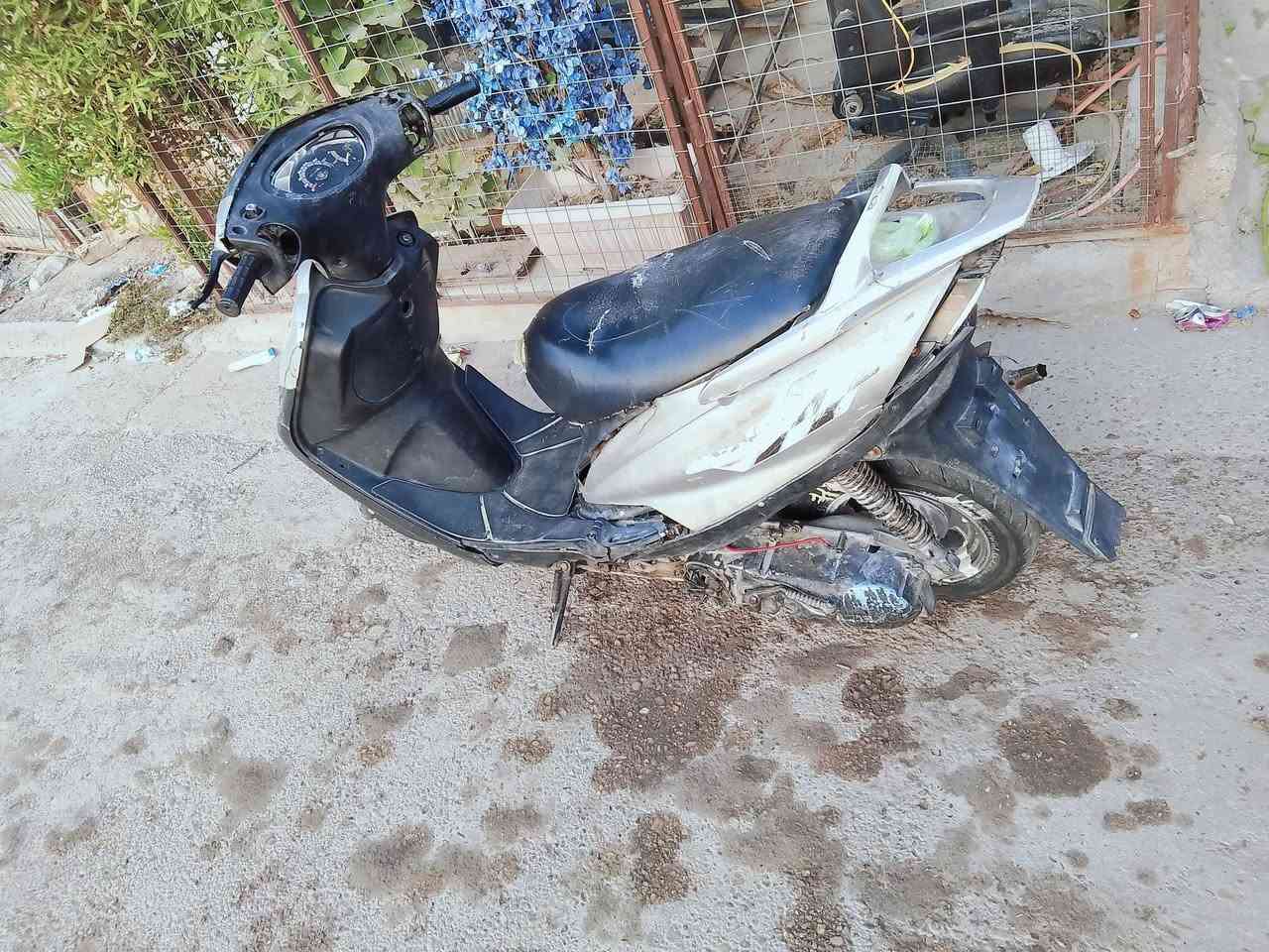 عندي ذني 3 دراجات
وحده ماكس 140 محرك جديد شرط شلعه معدل طياره صالنصه رياضي شرط شغاله نكره 
كفراتها شوفت عينك وكهربائيات متشتغل 
وثانيه فراشه 140 مكينه جديده شرط شغاله نكره 
كفراتها شوفت عينك وكهربائيات متشتغل 
ثالثه دراجه رباعيه حجم وصط 
محرك جديد نقصها سلف وباتري  فقط 
وكفرات شوفت عينك وكهربائيات متشتغل 
سعرهن كلهن 250 ومستعجل ع البيع 
وذا تريد بس وحده ب 150 
مكاني محمودية حي العسكري 
‏‪***********‬‏  وبي واتساب او اتصال
