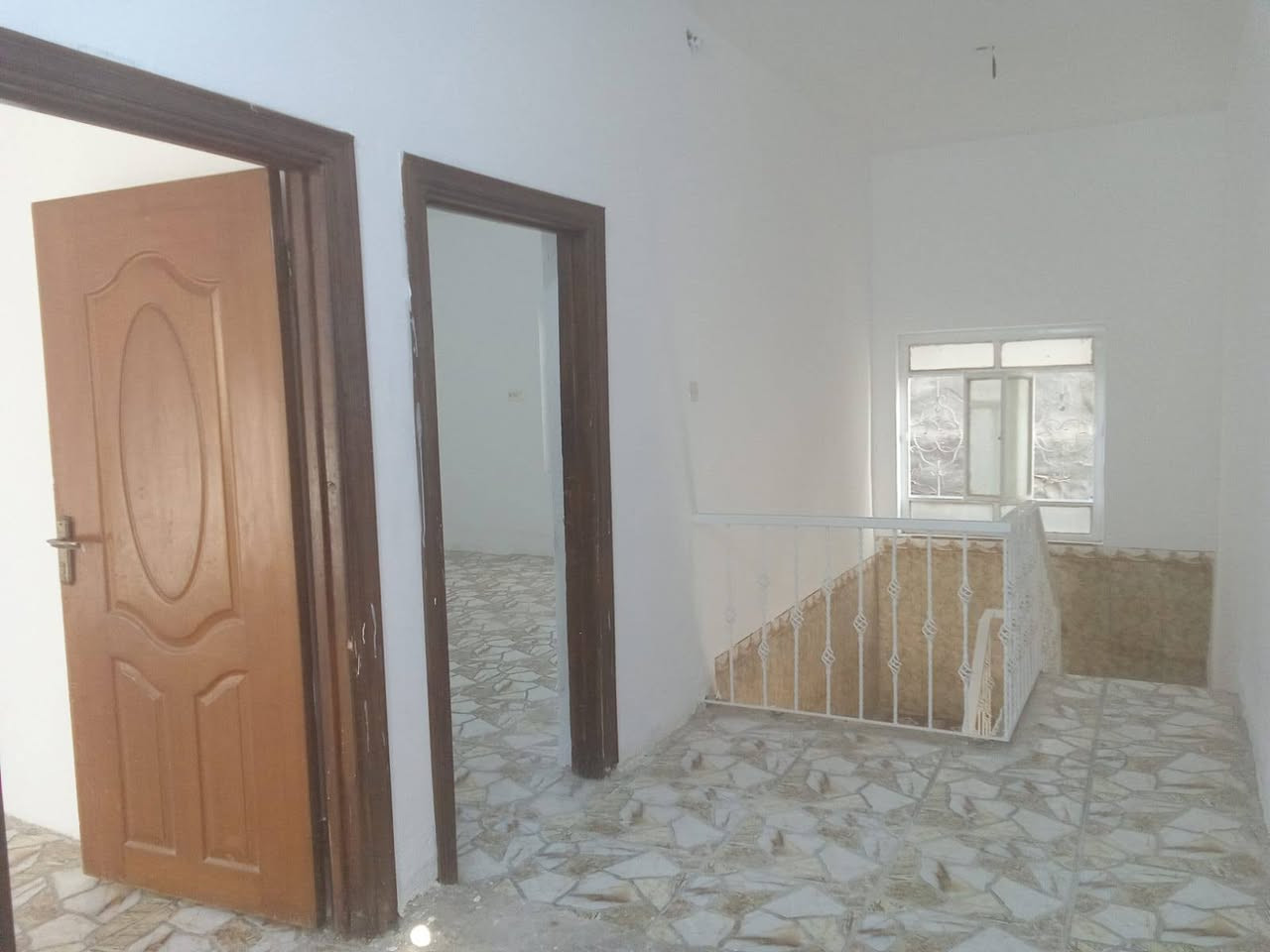 السلام عليكم
دار للبيع موقع الدار اول متنزل الجسر مال سيف سعد على اليمين المساحة الكلية ٢٦٠ سند بسمنه فارغ حاليا ترميم جديد الواجهة ١٦  او ١٧ متر  ٤  غرف نوم
موقع جيد السعر ١٤٠
*********** للاستفسار
