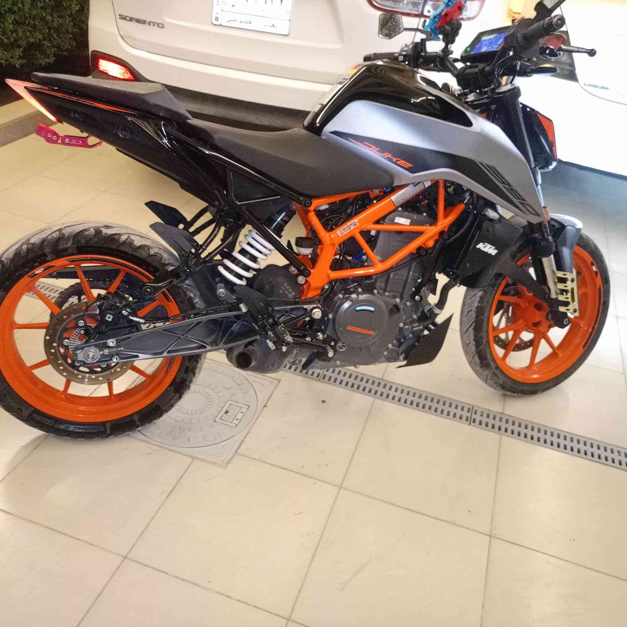 KTM DUKE 390CC 2022 نازله ب2023
ABS أمامي وخلفي 

Traction control 

Quick shifter 

الممشى : 4 ألف كيلو متر فقط

الصناعة : أوروبية نمساوية 

ناقل الحركة : تسلسلي م 6 كير

نظام التبريد : سائل تبريد

نظام الوقود : حقن وقود إلكتروني ( نوزل ) 

إضاءة : LED 

شاشة العرض : TFT ملونة بالكامل 

سعة خزان الوقود : 13 لتر تقريباً 

سنوية ورقم بغداد مميز + الدراجة مكفولة كفالة عامة محرك وگير وكهربائيات وعقول 

هدية خوذة intense أصلية + فلتر شوتة + فلتر بانزين 

السعر الكلي : 4.500.000 وبيها مجال الدراجه جديده

الرقم : ***********
مكلف بالنشر اخوتي
