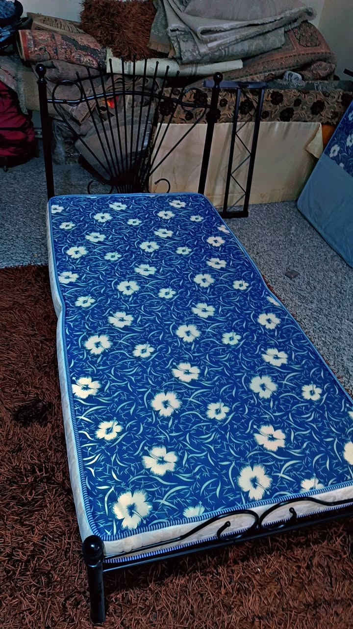 سريرين تركيات تخت يتحمل وزن ثقيل وتصميم راقي غير مستعملات مع الفراش عدد 2 سرير وفراش عدد 2 مكاني قبله حي الجامعه السعر اقل من سعر الشراء والنقل لأن زايدات عندي 220الف ورقمي ***********

