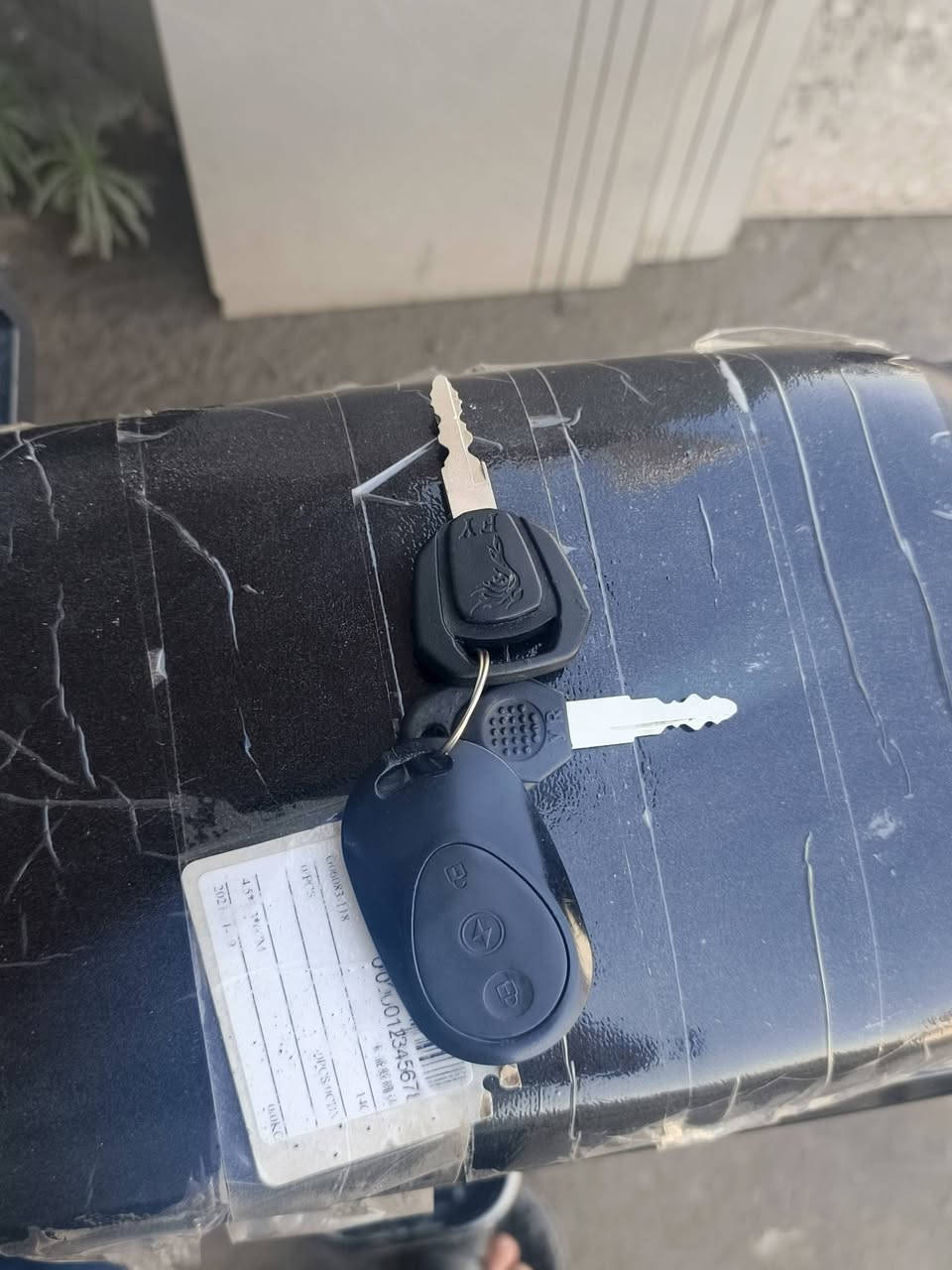 السلام عليكم 
ماطور شحن للبيع فول موصفات ريموت تشغيل عن بعد تشغيل مفتاح ام بي 3بلوتوث 5بطاريات 60ڤولت 1000وات يمشيك 40كيلو متر ناقصه دكمة لايت العالي والغلاف مال بطارية بي فطر بسيط الماطور مصروف علي ونضيف اعطيني سعر بس لا تكسر بي  
 للتواصل ***********بي واتساب
