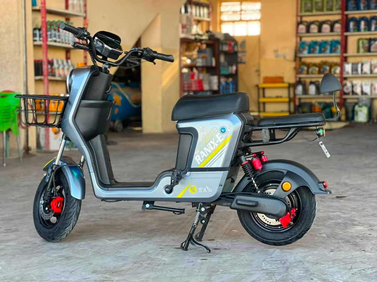 السلام عليكم دراجه R10جديده خير من الله وين ما يعجبك تروح بيها بطاريات جدد كلشي جديد بيها موديل 2026تاخذها على فحص شرط الجديد سعر 450وبيها مجال رقمي ***********🔴المكان ديالى بعقوبه
