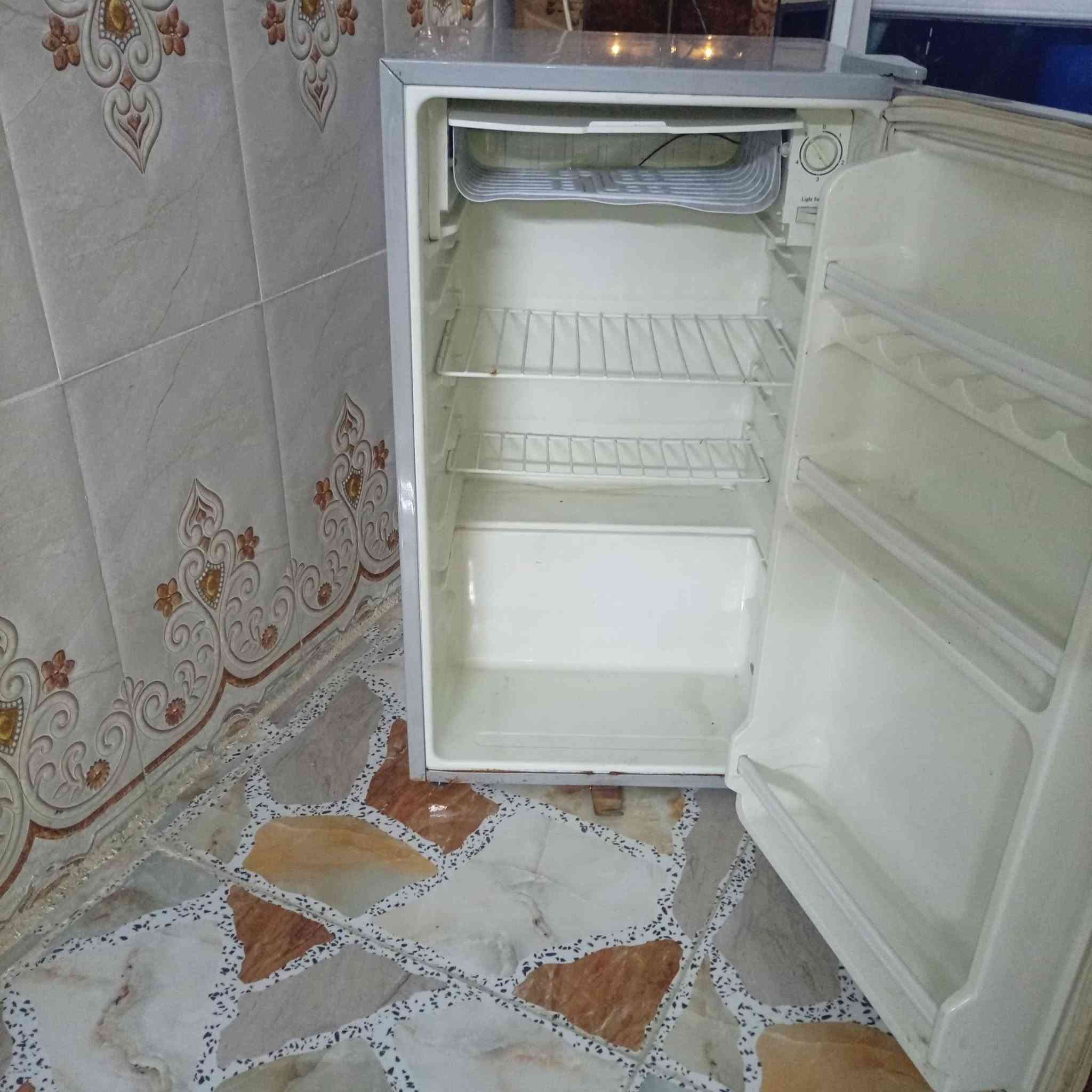ثلاجه حجم 6 قدم نظيفه جدا للبيع السعر 75 الف و بيها مجال العنوان كركوك حي العروبة الاتصال على الرقم التالي ***********@
