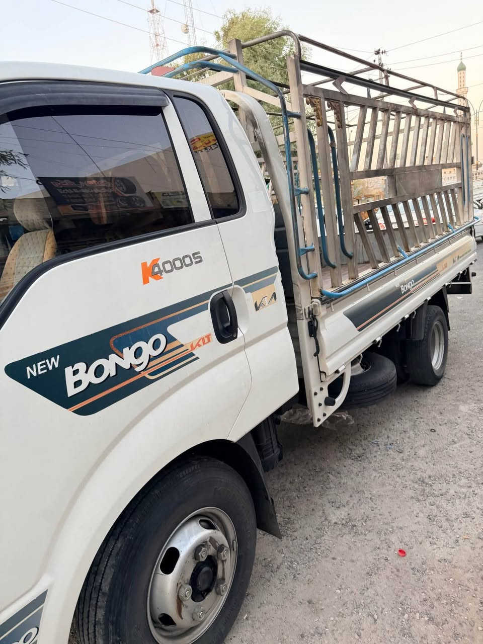 كيا حمل 4000 للبيع 🚚✨
 النوع: كيا حمل 4000 (عادي)
 الموديل: 2023
 المسافة المقطوعة: 132 ألف كم 🛣️
 المواصفات والشرط:
 طخم تاير جديد بالكامل 🛞
 الإطارات الخلفية مرفوعة قياس (185 R14)
 قمارة وبودي كامل
 گیر ومكينة وكهربائيات بشرط ⚙️⚡
 استخدام يد واحدة (أول يد) 👤
 الضرر (الصبغ والعدال):
 تعديل على البارد قدر شبر بباب السايد (الراكب)
 تعديل على البارد قدر شبر بالبونيد الأمامي
 الرقم والملكية:
 رقم كركوك 🇮🇶
 السنوية باسمنا مباشرة وبشرط التحويل 📄
 السنوية جديدة ومجددة لغاية 2028
 السعر: 178 ورقة (17,800$) وبيه مجال معاملة بسيطة 💵
 الموقع: كركوك - رحيماوة 📍
📞 للتواصل والاتصال أو واتساب:
***********
***********
*********** كركوك, العراق
