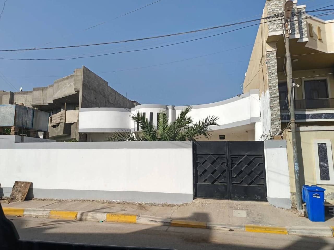 مكلف بالنشر فقط أي استفسار اتصل على صاحب الدار
دار للبيع الفلوجه نافذ ع شارع 60  مقابيل ملعب نادي لصمود والجنسيه مساحه 312م طابق واحد يحتوي على 2 غرف نوم + صاله+ مطبخ+ استقبال منور 2 حمام صحيات كراج واسع وحديقه كبيره السعر 235 قابل لتفاوض 
***********
