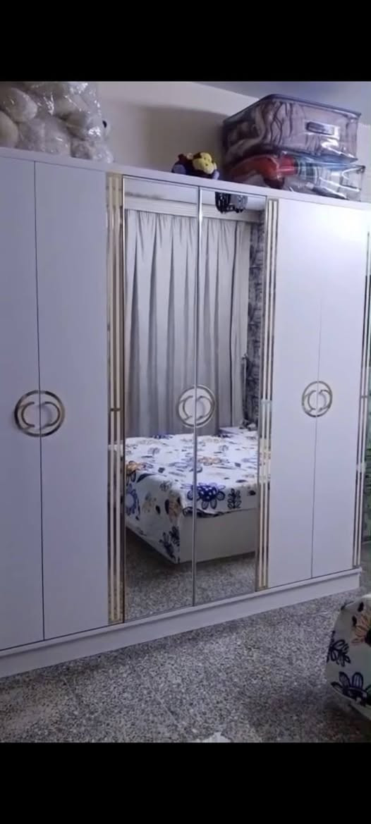 السلام عليكم..
غرفة نوم كاملة للبيع مابيها نقص نضيفة مابيها اي ضرر مستعملة شي بسيط والنظافة واضحة كدامكم مكاني بغداد حي العامل.. 
للاستفسار. (***********)  واتساب موجود
