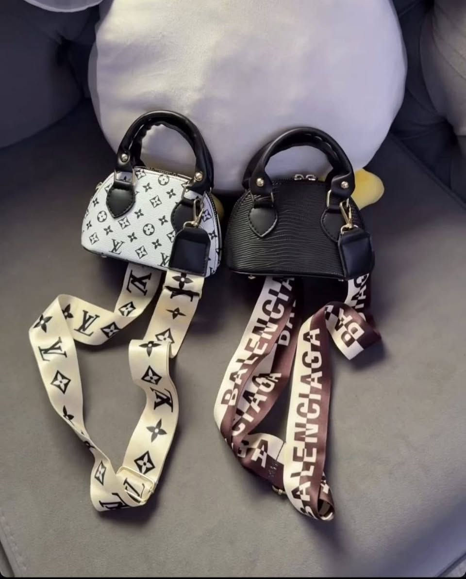 جنط جلد قطعه 7 الف فقط❤️‍🔥 كل ٤ قطع جنطه هديه👜 من اختيار البيج  توصيل🚗 الف داخل رفاعي للحجز مراسله خاص 👇

نص مكتوب في الصور:
- 🤎😳small🤎
- كتيبه كبيره