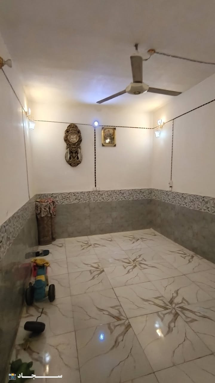 دار  لبيع المساحه 125متر 
ملحقاته غرفه +صاله +مطبخ 
ستقبال +حوش جبير 
موقعه الرضويه ٦ السعر 40وبي مجال للشراي 
الشراي يتصل *********** وبي خير ويدلل
