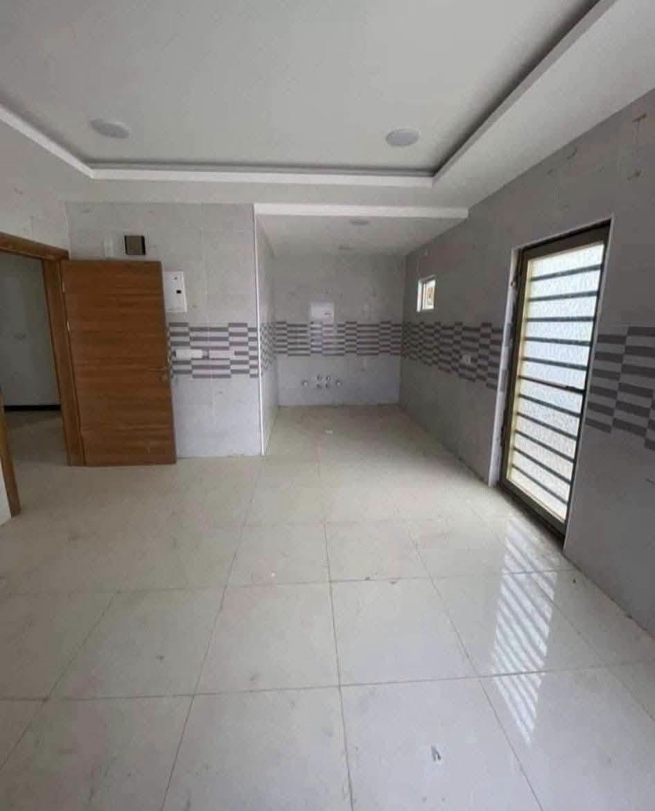 🏡  دار للبيع مجمع الأميرات٢ تجاري
المساحة 250م²  
📍 الموقع: المربع الثالث على السنتر تجاري
💰  نازل قرض على المصرف العقاري 80 مليون 
القسط الشهري 490 الف 
تبديل كفيل فقط
⚡ فرصة ممتازة للسكن
📞 للاستفسار: ***********
🏢 مكتب ياسر دوش / بإدارة علي الطائي
📍 العنوان: النجف الأشرف – مجمع الأميرات الأول مقابل مجمع الكرار
