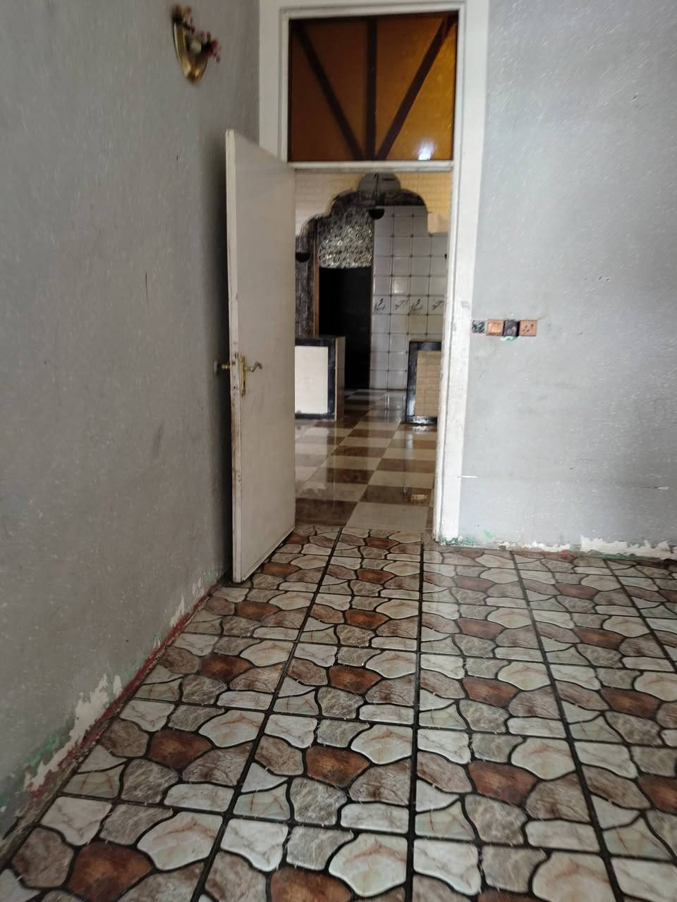 بسم الله الرحمن الرحيم 
بيت للبيع 100 متر ركن بناء طابوك سكف صب كونكريت
غرفة نوم +مطبخ+هول+استقبال+حمام+طرمة+صحيات 
الموقع حي الحكيم نزلة نزار قريب من الشارع العام مرقم ومسجل بالبلدية سند25 
السعر 29 مليون وبي مجال بسيط
للاستفسار اتصل
*********** ابو شهاب 
*********** ابو شهاب
