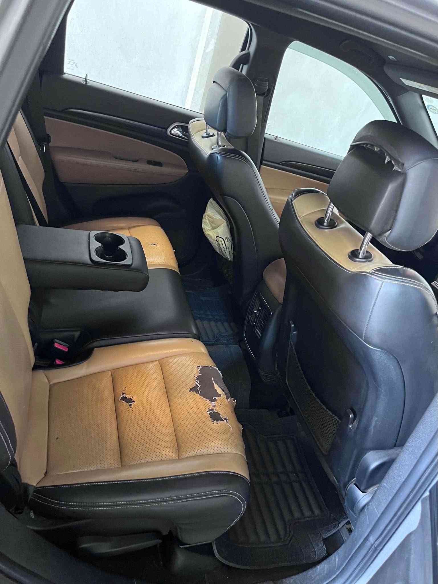 السلام عليكم 💞
جيب غراند شيروكي 2020
مكينة 3.6L V6 
اللون سيلفر 
نظام الدفع : رباعي 4x4
مواصفات شاشة لمس مع دعم نظام الملاحة والBluetooth كشنات كهرباء تحكم شاشه نظام دفع للانماط المتعددة كاميرا خلفيه وشاشة معلومات حساسات مثبت سرعه 
رقم سليمانيه تحويل وغرمات شرط
حادث بنيد مبدل وصبغ جامرلغ امامي  موجود صور الحادث والسونار 
بدون ايرباك 
السعر 185 وبيهه مجال
مكان ديالى شهربان المقدادية, ديالى

نص مكتوب في الصور:
- 1C4RJFAG3LC158385Q Hollywood Motors
