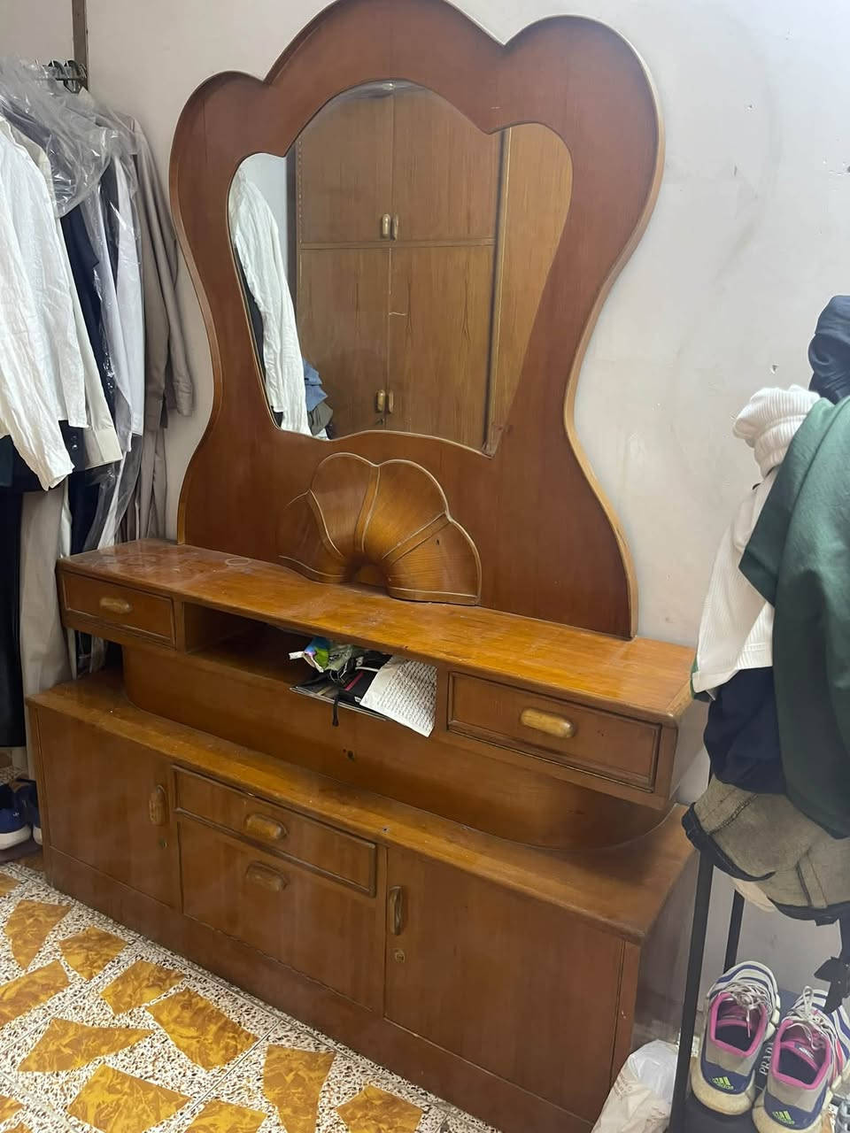 السلام عليكم غرفه صاج نضيفه
مكانها الشعب السعر 750 وبيها مجال 
***********
