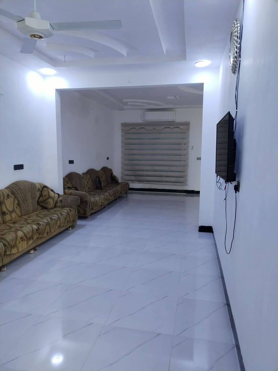 بيتين للبيع قوسيات المربع الذهبي 

مساحه الواحد 150 جبها 5 عمق 30 كامل خدمات ماي كهرب تبليط غريب 
 
كل بيت بي غرفتين نوم هول صحيات ستقبال مطبخ 

سعر الواحد 52 بي مجال بسيط للاستفسار 

***********

***********
