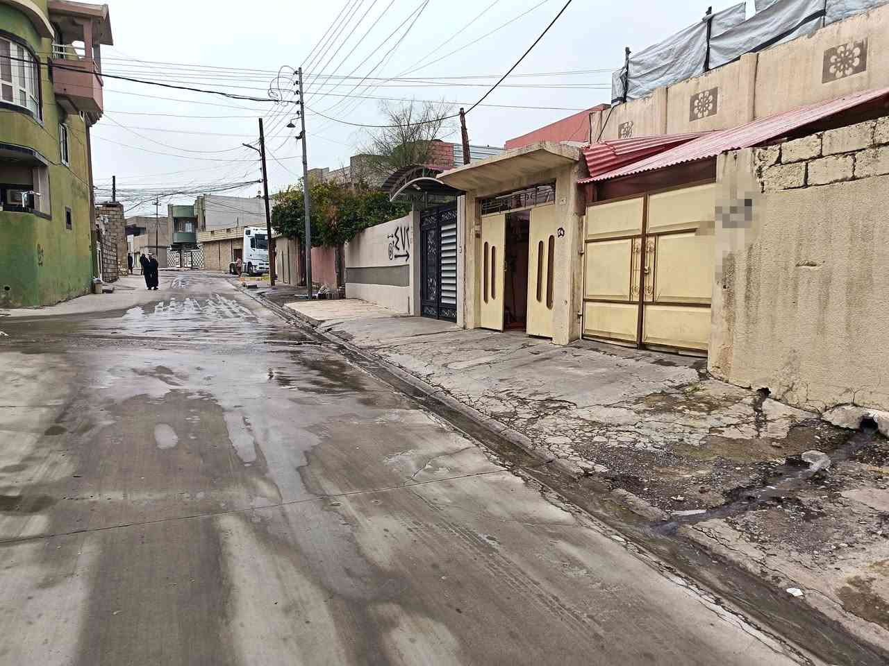 السلام عليكم للبيع بيت بالقادسية الثانية قرب جامع عبدالله بن مسعود
200متر بناء قديم طابقين الاول غرفتين وهول واستقبال مطبخ حمام صحيات داخلي وخارجي مع كراج يتسع سيارتين وترك خلف البيت حرف L
الطابق الثاني غرفتين وهول وحمام ومطبخ صغير ومرافق خارجية البيت كله كاشي عدا السطح العلوي فقط صبة الطابق الثاني سقوف ثانوية والبيت ورثة احنا أربعة أشخاص السعر 180مليون
للاتصال المباشر وواتساب 
***********
***********
والتفاهم بالسعر بعد القاء نضرة مباشرة للبيت والله ولي التوفيق
