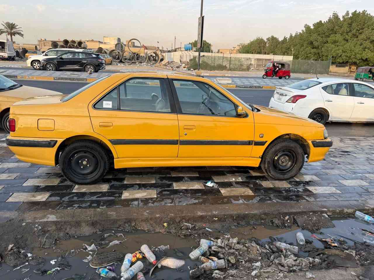 سلام عليكم عندي بيجو باص مديل ١٥مكفوله من صبغ وتبديل بيه شخوط وحداده شوه تعبانه السعر ٤٠ وبيه مجال قليل مكان بغداد سياره بسمي تصال ع رقم ***********
