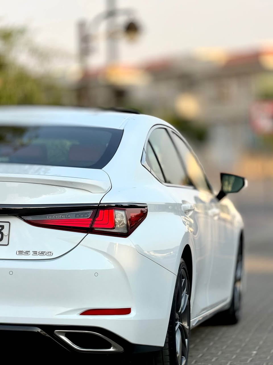 Lexus Es 350 2019
سەیارەکە خلیجیە سفری شەریکەیەو یەک دەستە لە شەریکە سێرڤس کراوەو زەمانی هەیە سەیارەکە بە کلین تایتڵ دێت هیچی نییە 
١. بزوێنەر و کارایی (Engine & Performance)
 جۆری بزوێنەر: 6 سلندەر (V6) بە قەبارەی 3.5 لیتر.  
 هێزی بزوێنەر: 302 ئەسپ (Horsepower).  
 گێڕ: 8 خێرایی ئۆتۆماتیکی (Direct-Shift) لەگەڵ شیفتەری سەر سوکان (Paddle Shifters).  
 سیستەمی پاڵنەر: پێشەوە (Front-Wheel Drive).  
 خێرایی 0 بۆ 100 کم/س: نزیکەی 6.6 چرکە.  
٢. تایبەتمەندییەکانی دەرەوە ( Exterior)
 شێوەی دەرەوە: پێشەوەی ئۆتۆمبێلەکە گۆڕاوە بۆ تۆڕێکی ڕەشی وەرزشی (grille) کە شێوەیەکی هێرشبەرانەی پێدەبەخشێت.  
 ویلەکان (رەنگات): ویلی گەورەی وەرزشی قەبارە 19 ئینچ.  
 لایتەکان: لایتەکانی پێشەوە LED سێ چاو (Triple-Beam LED) لەگەڵ لایتی ڕۆژ.  
 سپۆیلەر: باڵێکی بچوکی وەرزشی (Spoiler) لەسەر سندوقی دواوە.  
٣. ژوورەوە و تەکنەلۆجیا (Interior & Tech)
 کوولینگ و هیتەر: کوشنە وەرزشییەکانی پێشەوە ساردکەرەوە (Cooling) و گەرمکەرەوەیان (Heating) هەیە.
 شاشە: شاشەی گەورەی ڕوونمای ناوەڕاست قەبارە 12.3 ئینچ کە سیستەمی دۆزینەوەی ڕێگا (Navigation) و Apple CarPlay تێدایە.  
 سوکان: سوکانی چەرمی تایبەتی  Sport کە گەرمکەرەوەی هەیە.  
 سیستەمی دەنگ: سیستەمی دەنگی ناوازەی Mark Levinson (لە هەندێک مۆدێلدا وەک ئۆپشن هەیە).  
 شاشەی سەر جەم (HUD): نیشاندانی خێرایی و زانیارییەکان لەسەر شوشەی پێشەوە (Head-Up Display).  
٤. سیستەمی سەلامەتی (Lexus Safety System+ 2.0)
 ڕاداری پێشەوە: سیستەمی ڕێگریکردن لە پیاکێشان (Pre-Collision System) لەگەڵ ناسینەوەی ڕێبواران.  
 مانەوە لە هێڵ: سیستەمی ئاگادارکردنەوە و ڕاستکردنەوەی ئۆتۆمبێلەکە ئەگەر لە هێڵی شەقامەکە لابدات (Lane Departure Alert).  
 خاڵی کوێر: سیستەمی ئاگادارکردنەوەی خاڵی کوێر (Blind Spot Monitor) لە ئاوێنەکاندا.  
 کۆنتڕۆڵی خێرایی: کروز کۆنتڕۆڵی زیرەک (Adaptive Cruise Control) کە دووری نێوان تۆ و ئۆتۆمبێلی پێشەوە دەپارێزێت.  
نرخی سەیارەکە ٣٧٥وەرەقەو کەمێک
مەجالە سەیارەکە خلیجییە شوێن سلێمانی بۆ زانیاری زیاتر ٠

*********** السليمانية, العراق
