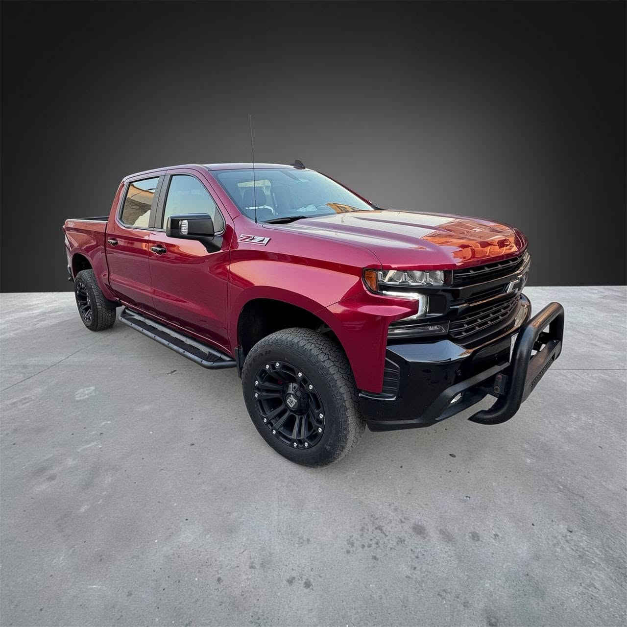سلام عليكم ورحمة الله وبركاته 
 شوفرليت سلفرادو 2021 Z71 (فول مواصفات)
 المحرك: 6.2L V8
 المسافة المقطوعة: 52 ألف ميل فقط
 الرقم: بغداد 
المواصفات: فتحة سقف 
Z71 أوف رود مع فور ويل (4x4)  
 شاشة وكاميرات ورادارات كاملة (أمامي، جانبي، خلفي)
 نظام صوت حرفي Bose + شوزن/كزوز سبورت
 مقاعد جلد كهرباء (تدفئة للمقاعد والستيرن)
 إضاءة زينون بالكامل + مسطرة LED ودرع أمامي
 باب البدي كهرباء + إنارة خلفية + بوكسات بدي (عدد 2) + دوسات جانبية
 ويل كب حجم 20 + دواخل صاج + إنارة ترحيبية بالمرآة
#السيارة مرفعة بلادي امريكي  
#كزوز CORSA امريكي 

#### ملاحظة 
السياره مكفولة كفالة عامة 
 البدي بدون صبغ، بدون تبديل 
 الحادث: غـــــــــــــــــرق ------- (تم تغيير المقصورة الداخلية بالكامل جميع القطع من الوكالة اصلية مع الفواتير ) 

27000$ قفل 
  
***********
