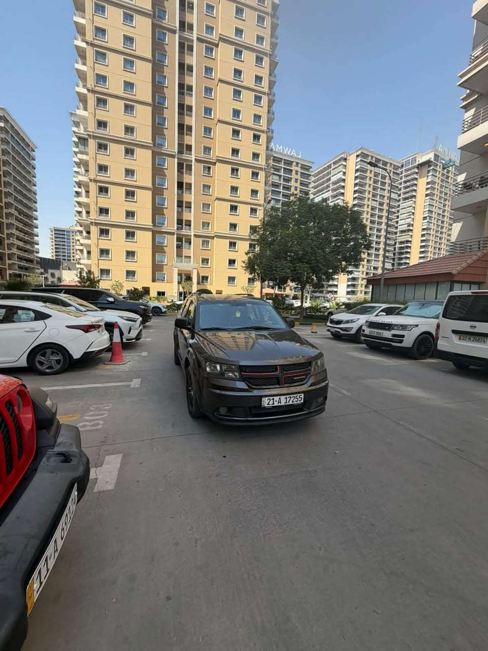 بيع مستعجل سيارة دوج جورني (Dodge Journey) موديل 2017 للبيع
المواصفات والتفاصيل:
 * النوع والموديل: دوج جورني (Dodge Journey)
 * سنة الصنع: 2017
 * المحرك: 4 سلندر (المحرك والكير مكفولان وبحالة ممتازة)
 * السعة: 7 راكب (عائلية)
 * الفئة: مواصفات عادية
 * المسافة المقطوعة: 185,000 كم
 * التبريد: تبريد 3 قطع (أداء ممتاز)
حالة البودي والتقرير (مرفق السونار وصور الحادث الأمريكي):
 * جاملغ صبغ
 * باب متبدل
 * ملاحظة: صور الحادث الأمريكي وتقرير السونار الجديد مرفقة مع المنشور للمصداقية والشفافية الكاملة.
الأوراق والموقف القانوني:
 * رقم سليمانية، جاهزة للتحويل مباشرةً
المكان والسعر:
 * الموقع: ميسان - العمارة
 * السعر: 11.200 دولار (قابل للتفاوض البسيط)
للإتصال والتواصل: [***********]

نص مكتوب في الصور:
- BidHistory.org