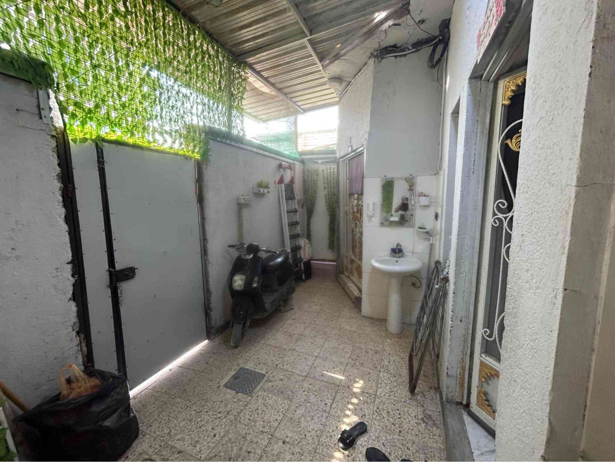بيت للبيع بالبهادريه قرب حسينيه بني ساله مساحه 100 متر مربع ركن ماء ومجاري وكهرباء كلهاا يمك 
يحتوي على غرفيتن نوم وصاله واستقبال ومطبخ وصحيات بناء 2018 بيت نضيف وموجه ومنقه كلش حلوه وهادئه سعر 60 وقابل للتفاوض 
ملاحضه الارض وقف سني 
*********** البصرة, العراق
