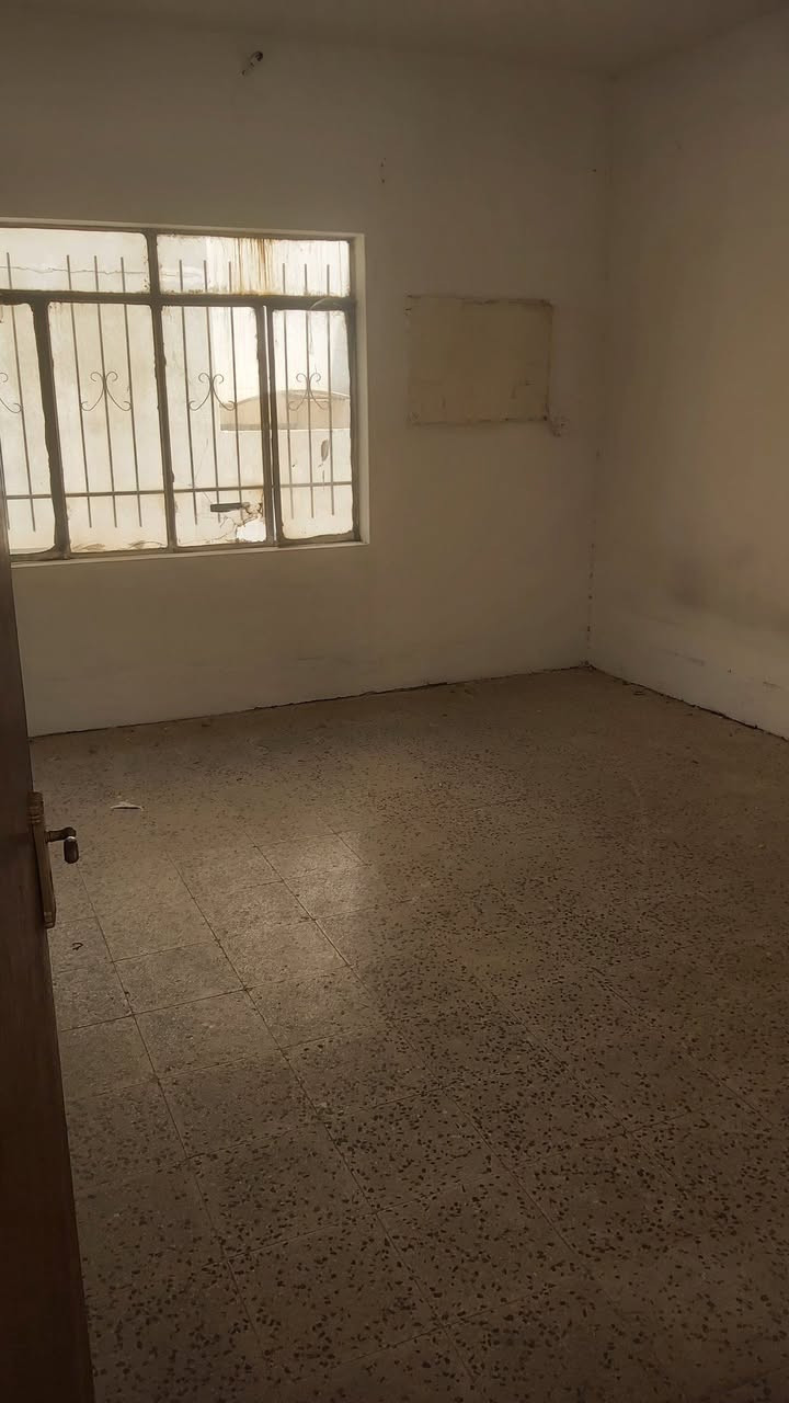 يوجد شقة للايجار بحي الاعلام خلف مطعم بيت جدي القديم 
غرفتين وهول ومطبخ صغير وحمام وتواليت مشترك 

للتواصل ***********
واتساب فقط بي
