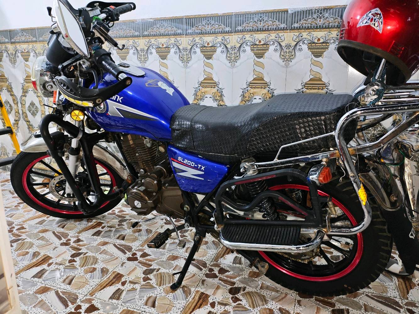 سولنكا 200ccالرقم الجديد سنويه ب اسمي عنواني الديوانيه الحمزه داخل المدينه موديل22النضافه كدام عينك وانضف بعد كلشي عل بلاد شرط اذا مبدل بيهه برغي ما اخذ منك فلوس السعر 1700قفل الدراجه حلوه  وعلى ايدي شخط مابيهه ولا طاخه الشارع ولا جافيه ولا بيهه كل اضرار