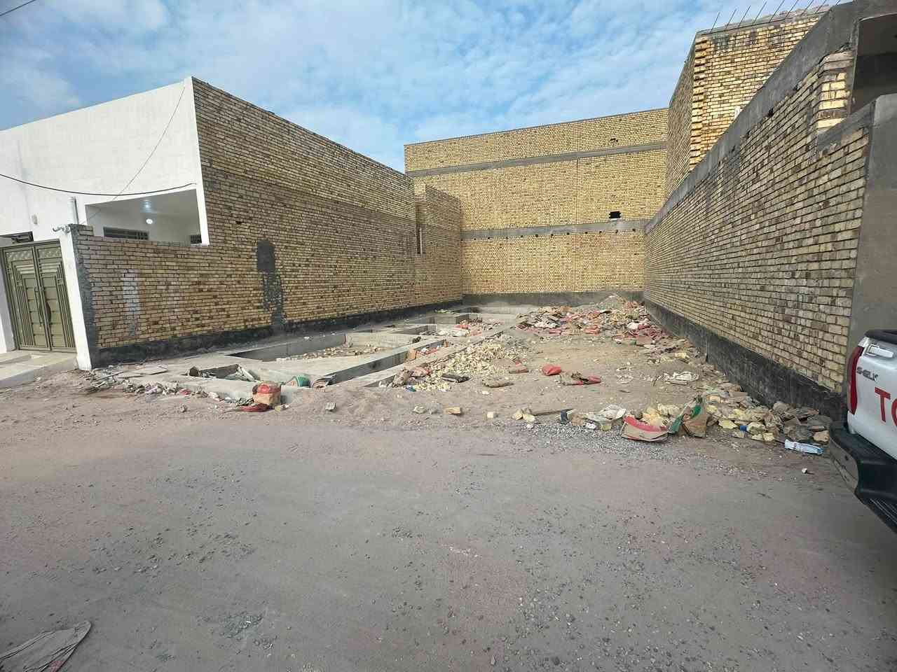 قطعة ارض مساحة 200 وبيها بتلو 100 منطقة حي القصور شارع ابو الكبه السعر 45 مليون 
هاتف***********
