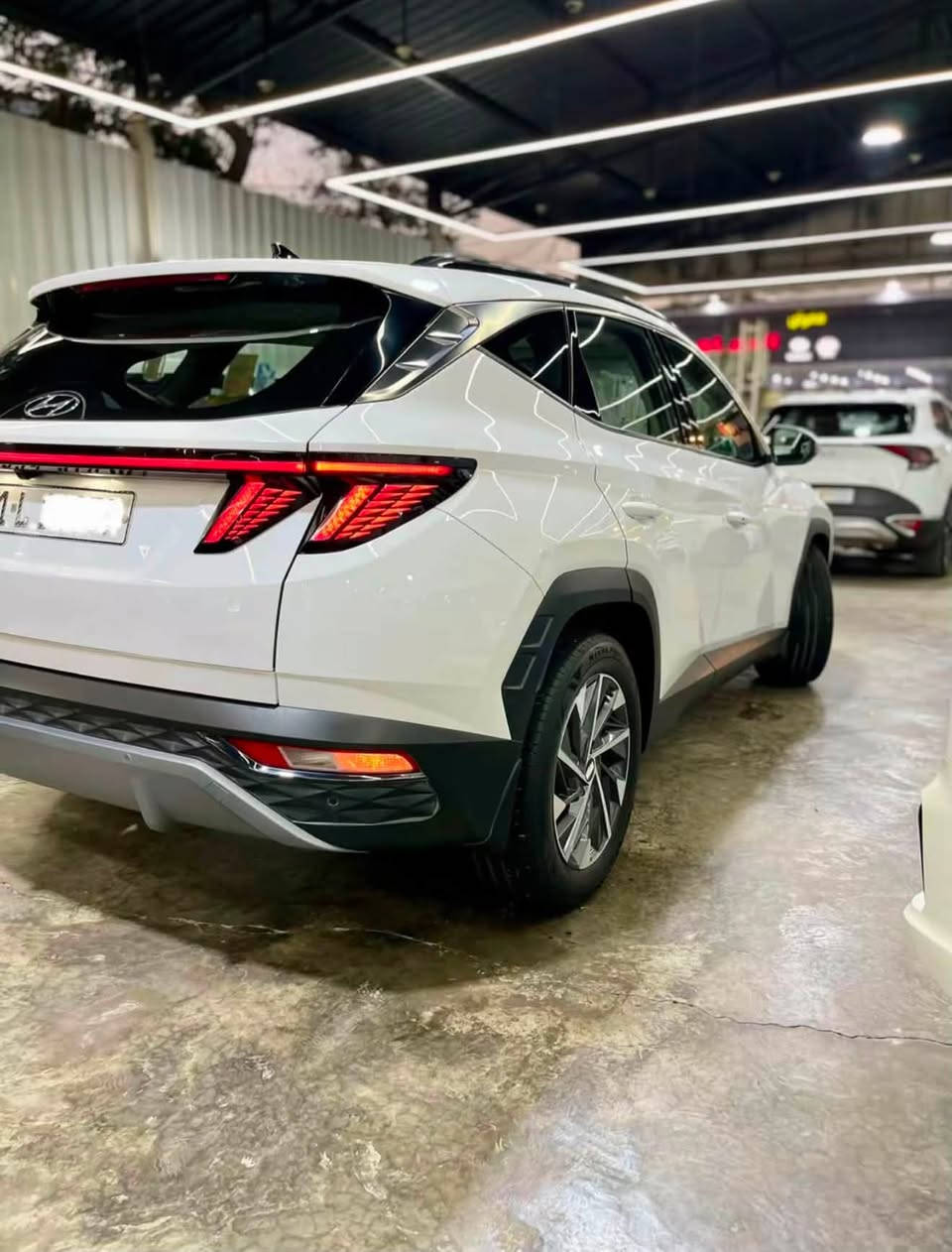 السلام عليكم ورحمة الله وبركاتة
🚗 هيونداي توسان 2024 – فول مواصفات بحالة الوكالة!
✨ العرض:
 الموديل: 2024
 المسافة المقطوعة: 19,000 كم فقط
 الضمان: ضمان شركة الشركة الأولى
 الحالة: مكفولة من البارد والصبغ والتبديل (شرط الفحص)
 الرقم: رقم بغداد 
🌟 المواصفات (فول للأخير):
 تشغيل عن بعد + تحكم بالجام (صعود ونزول) عن طريق البصمة 🔑
 بصمة تشغيل وأبواب
 سقف بانوراما
داخل ابيض 
كشنات كهرباء
شاحن واير ليس
شاشة تدعم apple car play
 شاشة عرض لمس + لوحة تبريد لمس
 ديكورات تاج بيانو
 هاند بريك بصمة (كهربائي)
📞 للتواصل والاستفسار: ***********
