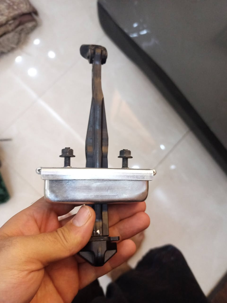 غراض باب خلفي يمين
رباط باب و نيكلات و ماطور جام و تريشه و سماعات
اي شي تحتاج قيم واخذ
***********
