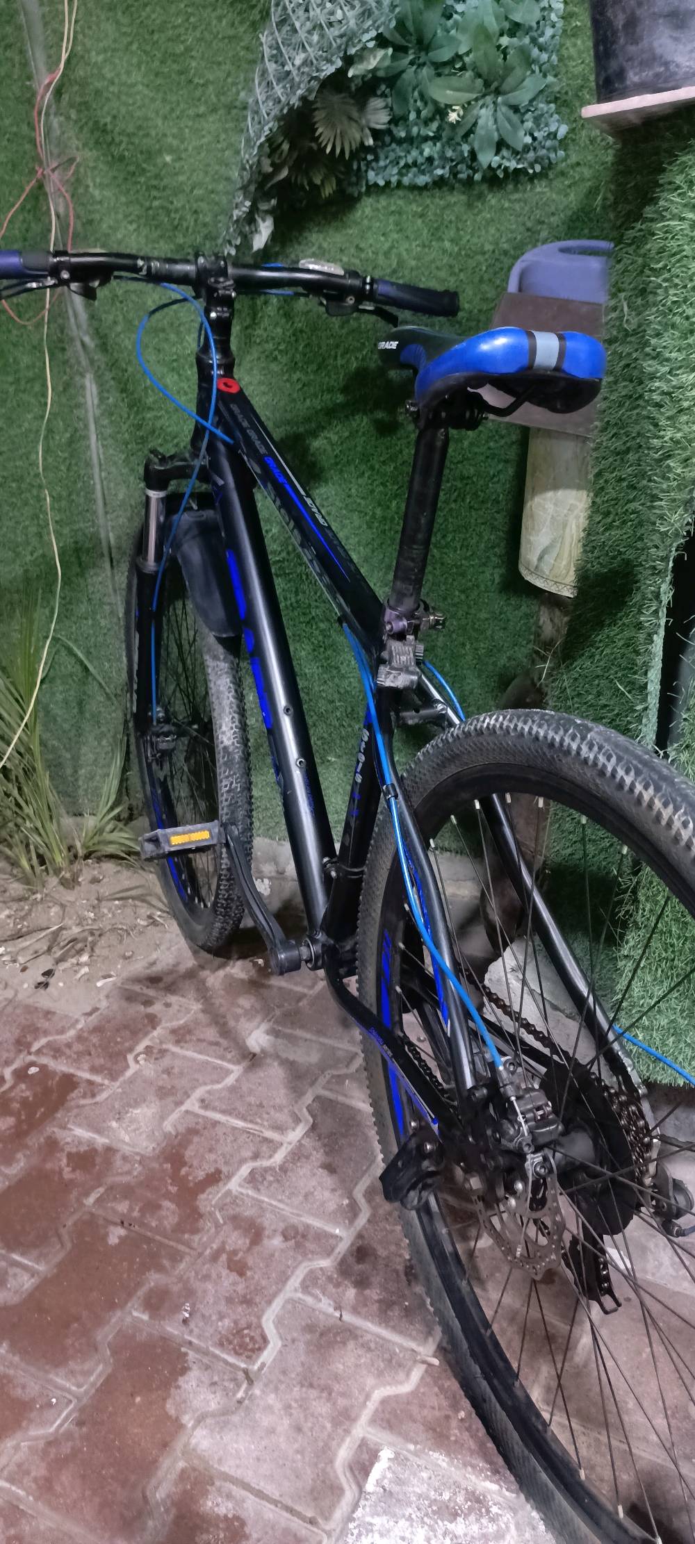 السلام عليكم 🌹
🚲 بايسكل للبيع نوع Grade Stels
الحجم: 29
الفريم: ألمنيوم
21 سرعة (3 أمامي × 7 خلفي)
ديسك بريك أمامي وخلفي
مساعد أمامي
البايسكل كامل ومكمل وما بيه نقص حسب الموجود بالصورة.
يحتاج فقط غسل وتنظيف وتزييت وضبط بسيط للتعشيق حتى يصير جاهز للاستخدام.
مناسب للشارع والاستخدام اليومي.
📍 الموقع: بغداد – المشتل
💰 السعر: 150 ألف دينار، وقابل للتفاوض بالمعقول.
الجاد يتفضل، والمعاينة خير دليل. 🌹