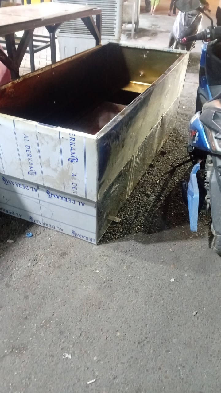 بوجه طول ٤ متر قطعتين كل قطعه مترين معا دكت طول ٨ متر معا الساحبه البوجه ستيل للبيع بغداد هاتف *********** كلشي واضح بالتصوير
