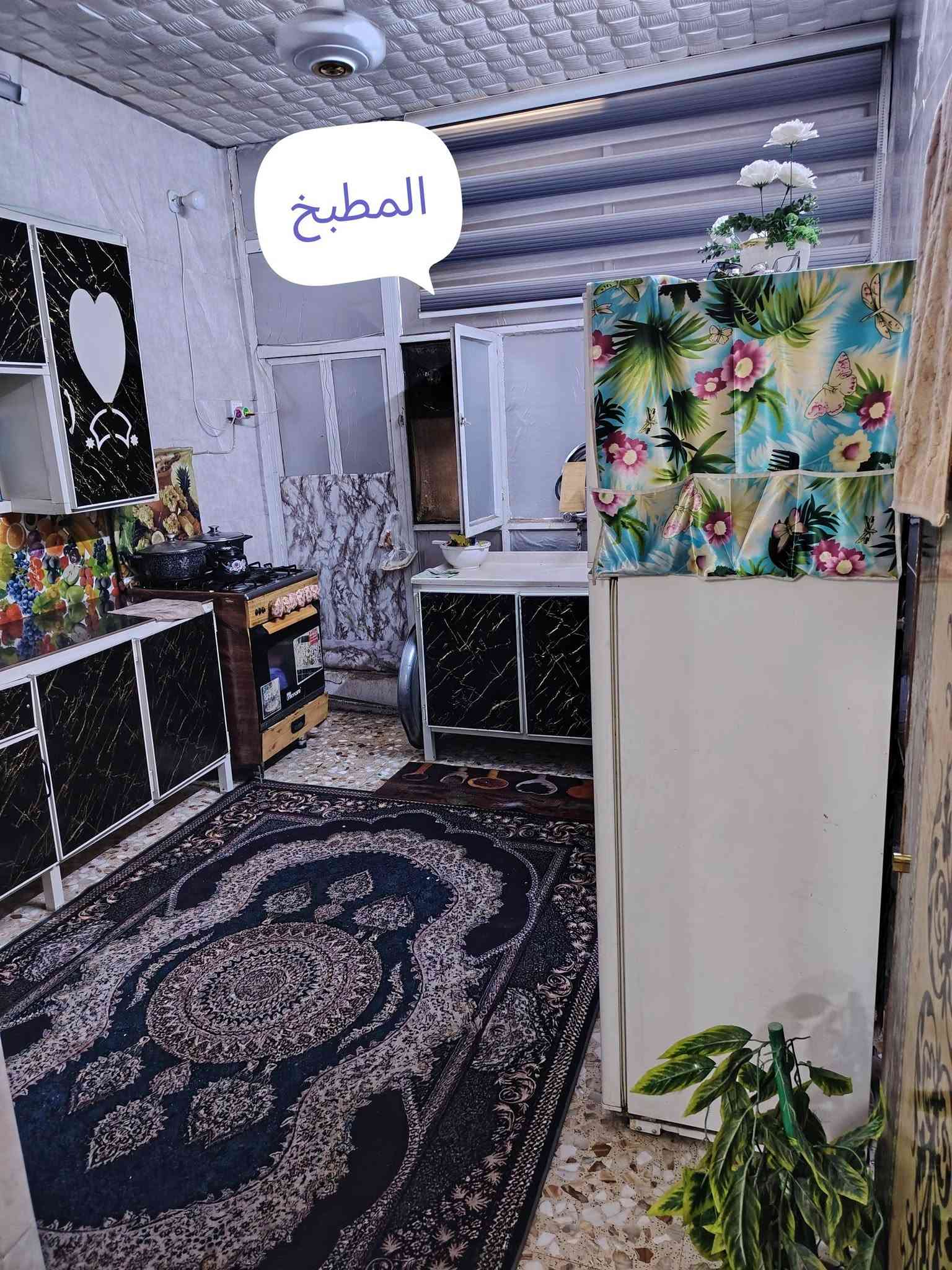 بيت 50  متر طابقين  للايجار  
الطابق الأول ( هول و مطبخ جبير وترك خلفي وصحيات) 
الطابق الثاني ( غرفتين وحده منهن بيها حمام وهول زغير بيناتهن )  لطفا كون عائلة زغيره و ايجاره  250  قفل  سكينه شارع شعلان ابو الغاز ع الشارع العام ***********

نص مكتوب في الصور:
- الهول
- حديقة داخلية
- ممر اتجاه الصحيات
- صحيات الطابق ١
- المطبخ
- باب الترك الخلفي
- حولي بين الغرفتين طابق ٢
- الدرج للطابق الثاني