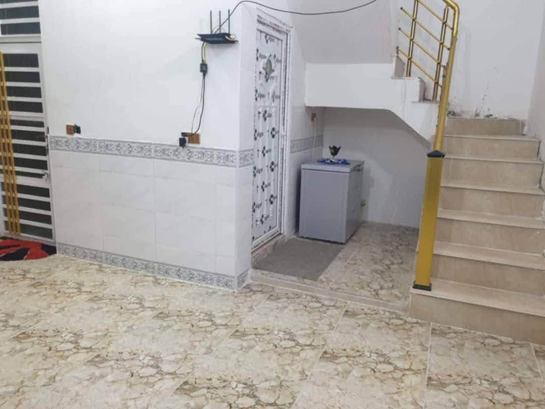 دار للبيع في منطقة مغربه خلف شارع المواكب وقرب السوق بناء حديث مساحة 150 متر  طابو صرف. 
يتكون من 
طارمه+صحيات 
استقبال 6 في 3 ونص
مطبخ 5 في 3
صاله 6في 5 
غرفتين نوم 5 في 3ونص
مناور عدد 2 
حمام داخلي 
درج + بيتونه كبيره فوق شبه صاله 
ملاحظة 👇
البناء سنة 25 صب درجه اولى 
عرض الشارع 12 متر 
منطقة هادئة جدا جوارين ناس محترمين واهل خير 
سبب البيع ضرف خاص‏

الاستفسار على الرقم ‪***********‬‏
