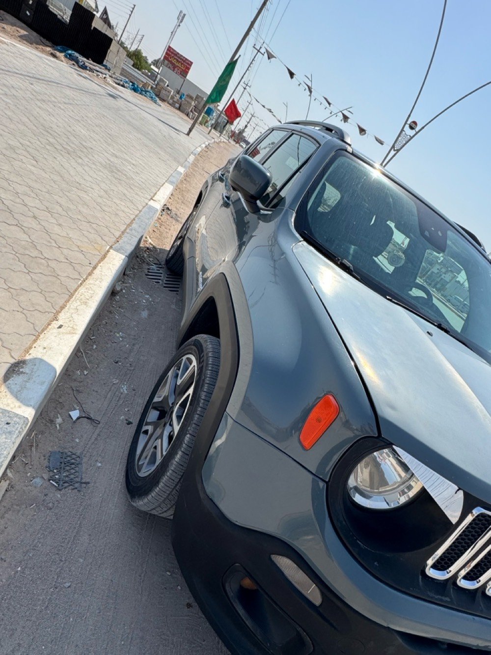 جيب رينيجيد موديل 2017 وارد امريكي سعرها 90 ورقة وبيها مجال  لون اسمنتي المرغوب حادث جاملق مبدل وبنيد مصلح (صور الحادث مرفقه بالمنشور).
السيارة حلوه ونظيفة محرك كير خير من اللّٰه التبريد ثلج.
المواصفات :
فئة لاتيود
مكينه 2400 فور ويل 4*4
شاشة ، كاميرا دوارة ، ويل كب ، تدفئة بالكشنات الامامية والستيرن ، سبير جديد.
رقمها اربيل باسم شركة
سنويتها منتهية تحويل او وكالة .
ماشيه 168.000 كيلو قابلة للزيادة.
السعر 90 ورقة وبيها مجال بسيط.
للاستفسار اتصل ع الرقم ***********