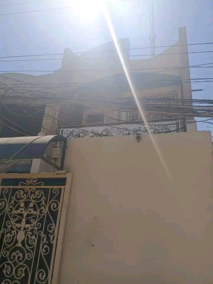 بيت للبيع حي العامل  منطقه السابعه مساحة   125 م واجهه 6 نزال 20  طابو صرف  طابقين بناء حديث 🏠  الطابق الأرضي يحتوي على غرفة أستقبال  + صاله  كبيرة + مطبخ حر وبارد + غرفة نوم +حمام  عدد 2 الطابق الثاني غرفين نوم +صالة +حمام
ويحتوي على برج انترنت  للتواصل والاستفسار  واتساب  ‏‪على الرقم ***********

