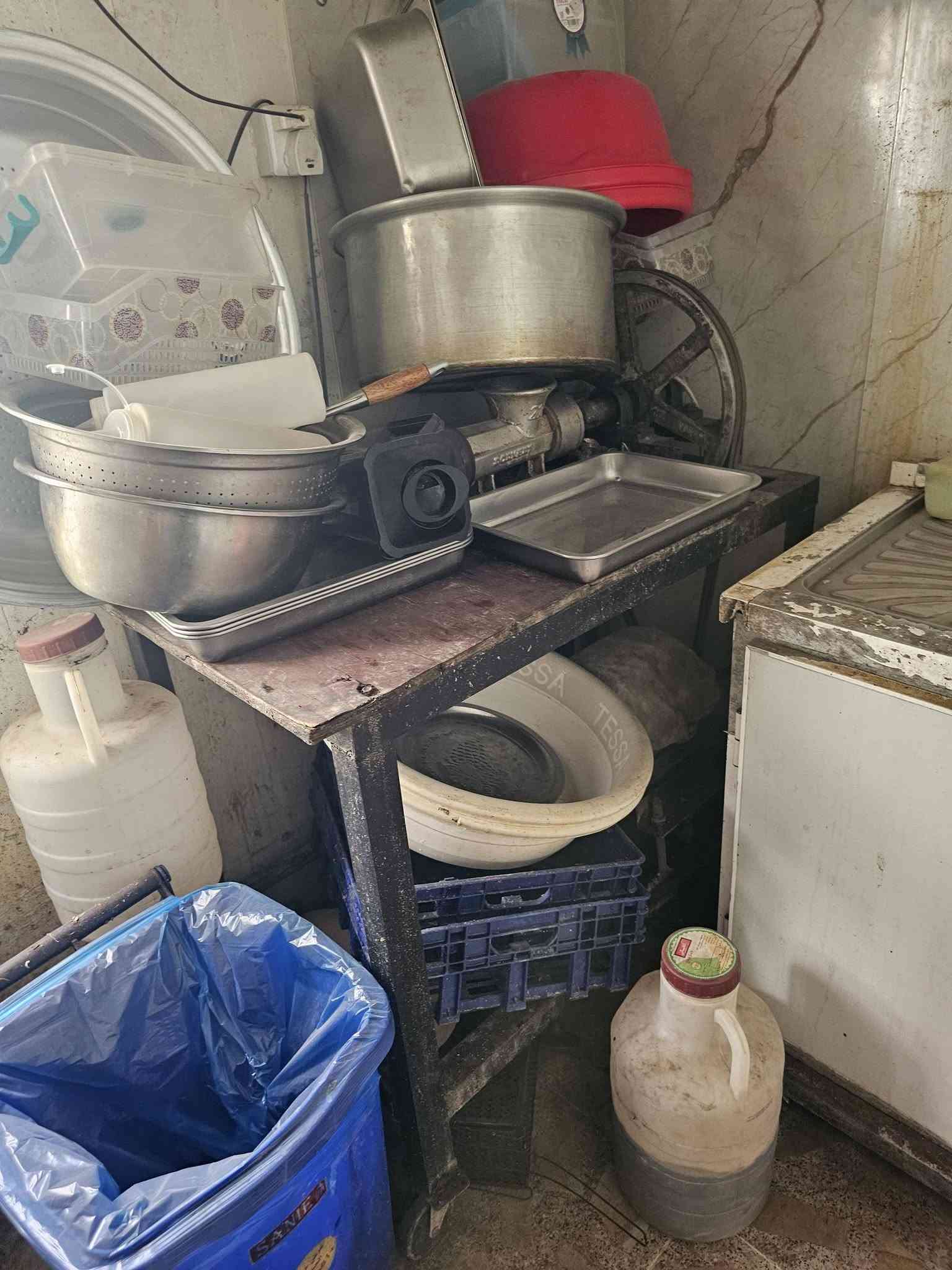 السلام عليكم
غراض مطعم للبيع نظيفات جدا 

***********
