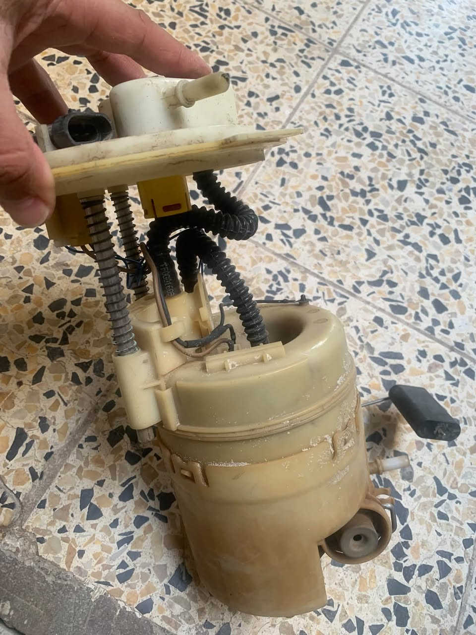 السلام عليكم
العبوة بنزين نوع سنتافيا للبيع 
***********
