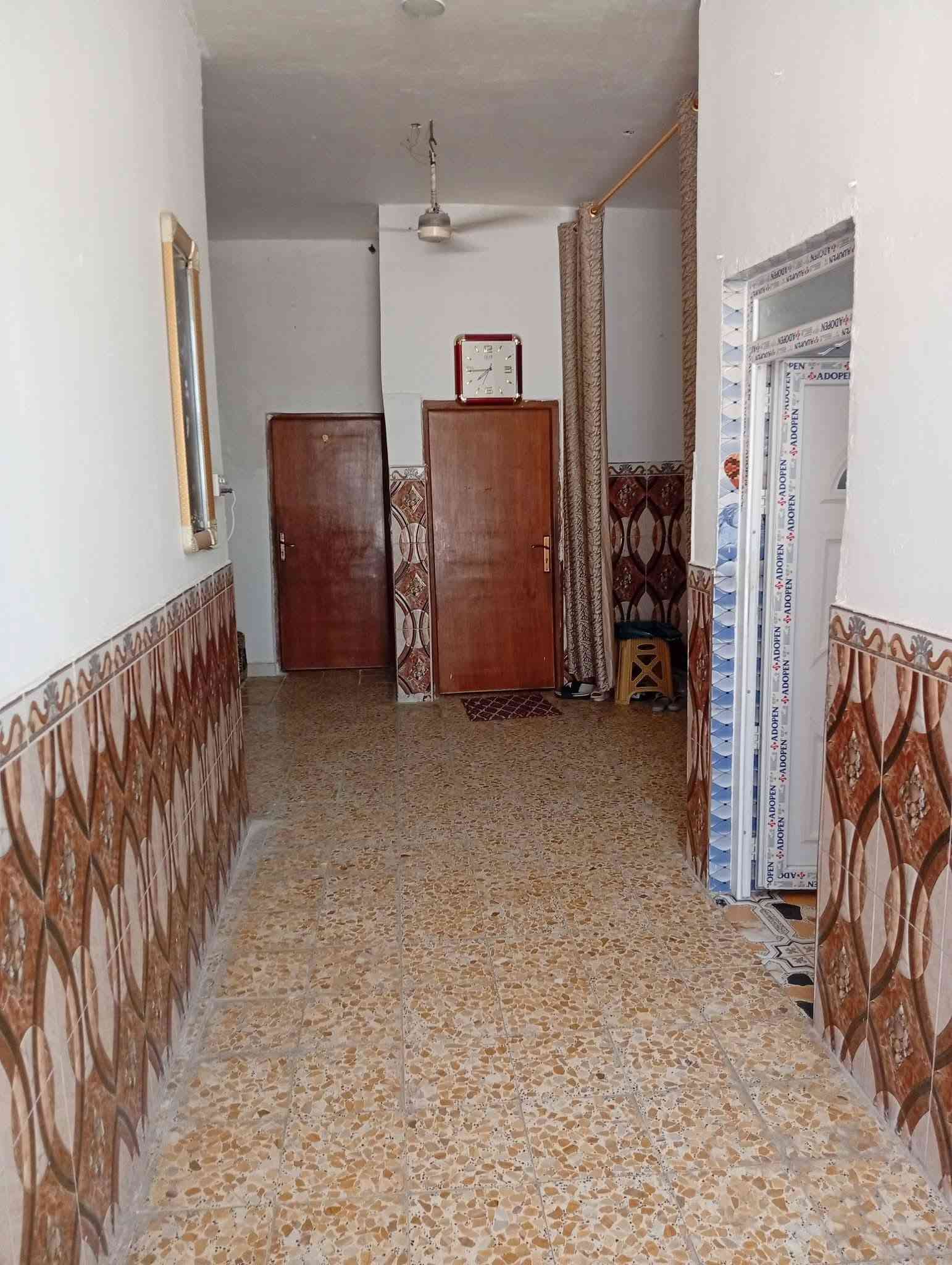 أبو الخصيب منطقة أعويسيان***********
بيت للبيع 
المساحة ٢٤٠
طابقين الرضي كامل 
والطابق الثاني هيكل 
ديوانيه ٦×٤....المطبخ ٤×٥
الهول الموزع ٧×٥
صحيات .....غرفتين ٥×٤
حديقه ١٢×٤
طابو زراعي .عراقي 
الرقم الأستفسار ***********
منطقة عويسيان ...قرب معمل بلوك الكوفه

نص مكتوب في الصور:
- ***********