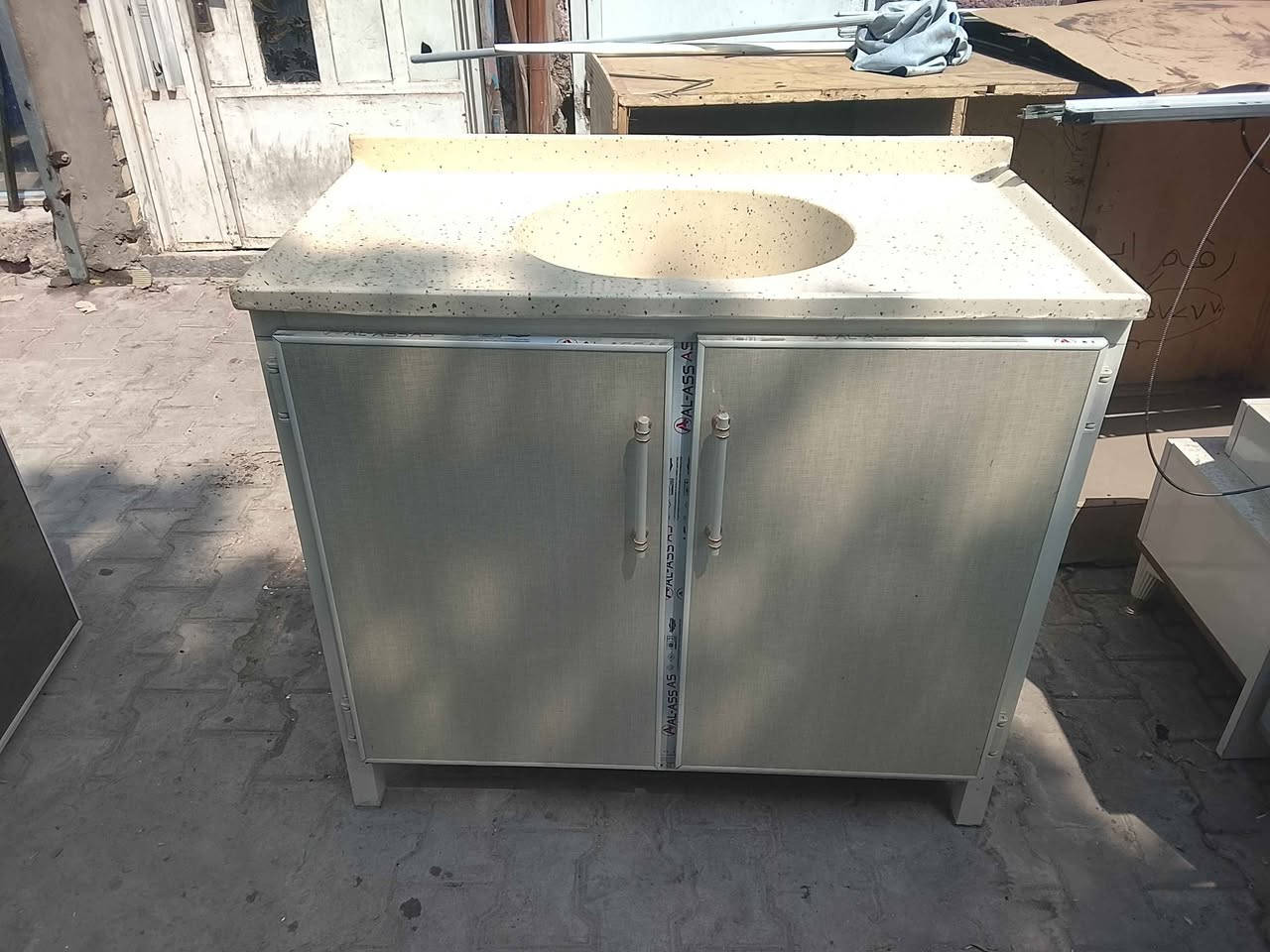 كاونتر المنيوم متر مع الملحق قطعتين فقط السطح مرمر نضيف جدا اخو الجديد السعر 150 العنوان بغداد حي اور ام الكبر و الغزلان يوجد توصيل الفارس, صلاح الدين
