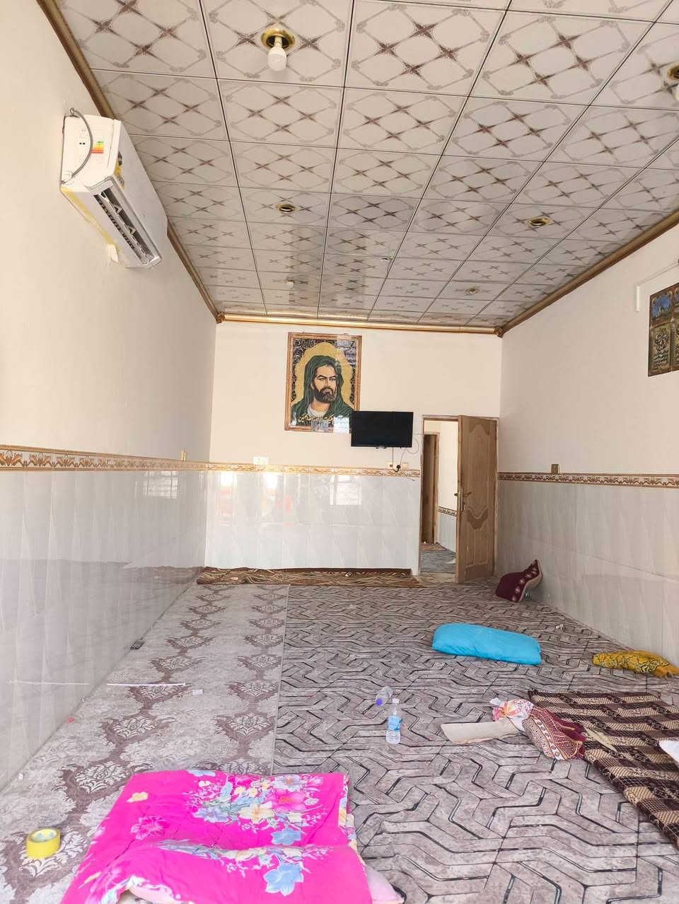دار للأجار مساحه 100 متر نضيف 
يحتوي على غرفه وصاله ومطبخ واستقبال مغاسل داخليه و خارجيه 
تانكي وسخان وخط مولده وخط وطني جيب غراضك وكعد 
الموقع الكوفه البراكيه شارع المطار القديم مقابيل صيدليه صفاء عبد الرضا 
سعر الاجار 175قفل لكل شهر 
للتواصل الاتصال على الرقم *********** أو مراسلة الصفحه مكتب الياسري للعقار والمقاولات
