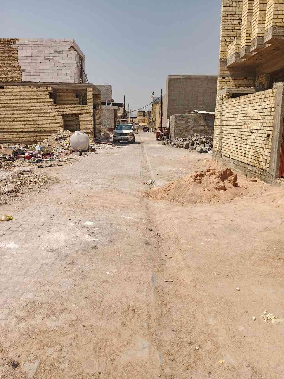 السلام عليكم قطعه للبيع مساحه 100متر عرضها 8متر والطول 12متر رفت درجه أولا ارتفاعا 40 سانتيم طالع بتلو شريطي ارتفاعا 10 سانتيم  العنوان الشعله الدوانم خلف السجه بشارع ابو الحرار السعر 40 وبيه اللأستفسار الاتصال علا الرقم ***********
